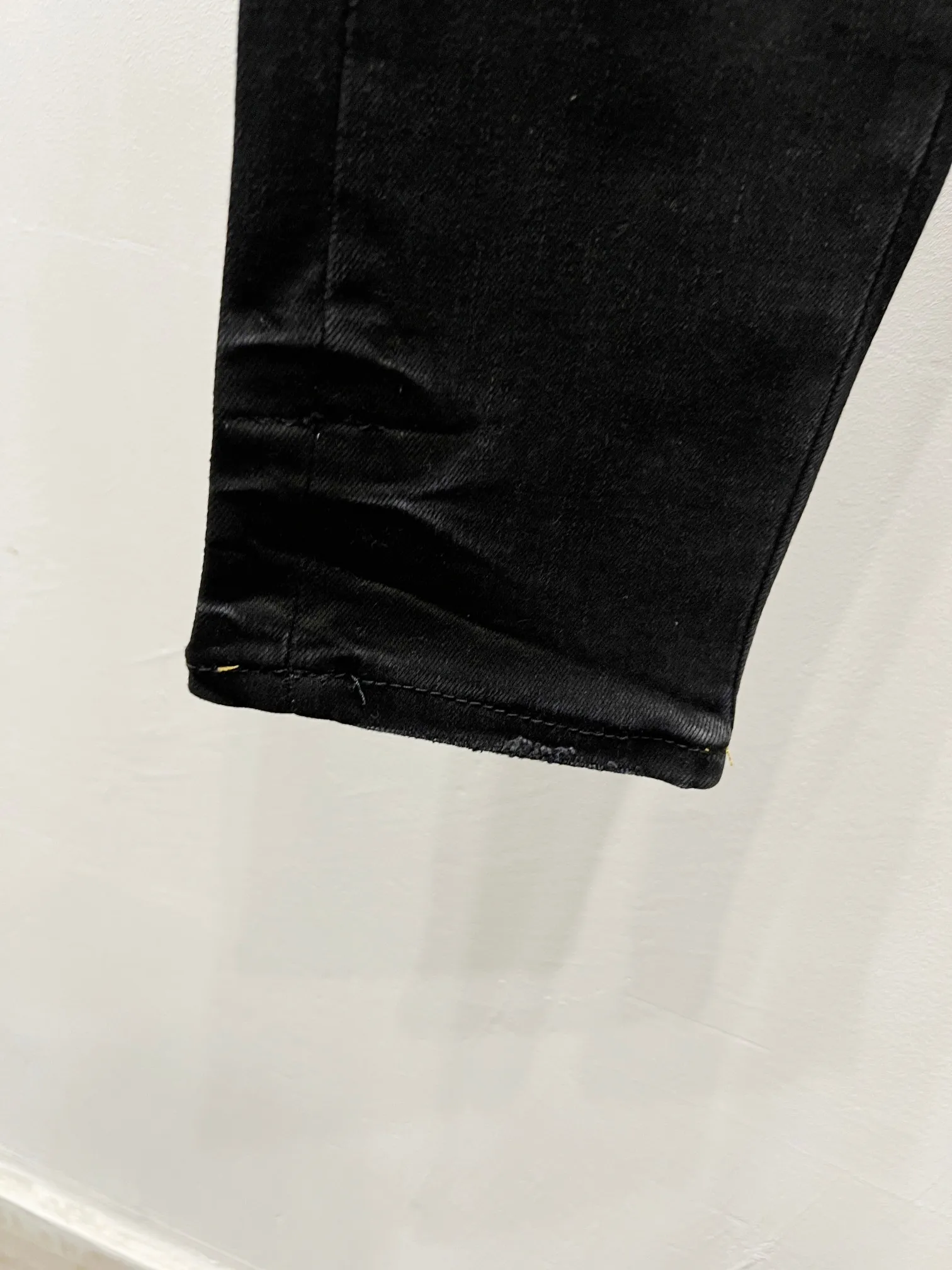 P230 Style number: (c051) AMIRI & AMIRI new jeans with embroidered logo, washed holes pattern, denim leg hems, stretch denim trousers, same style for men and women. Accessories: Complete accessories, all in original packaging, two hang tags to distinguish the low-end version. The hardware is all standard to the original original with logo aluminum alloy buckle, and every detail is consistent with any version on the market. Fabric: Authentic pattern making, standard to authentic, custom-made imported fabrics using unique washing and dyeing methods, and individually hand-finished. - Hand-painted ripped micro-elastic jeans Color: black Size: 28 30 32 34 36