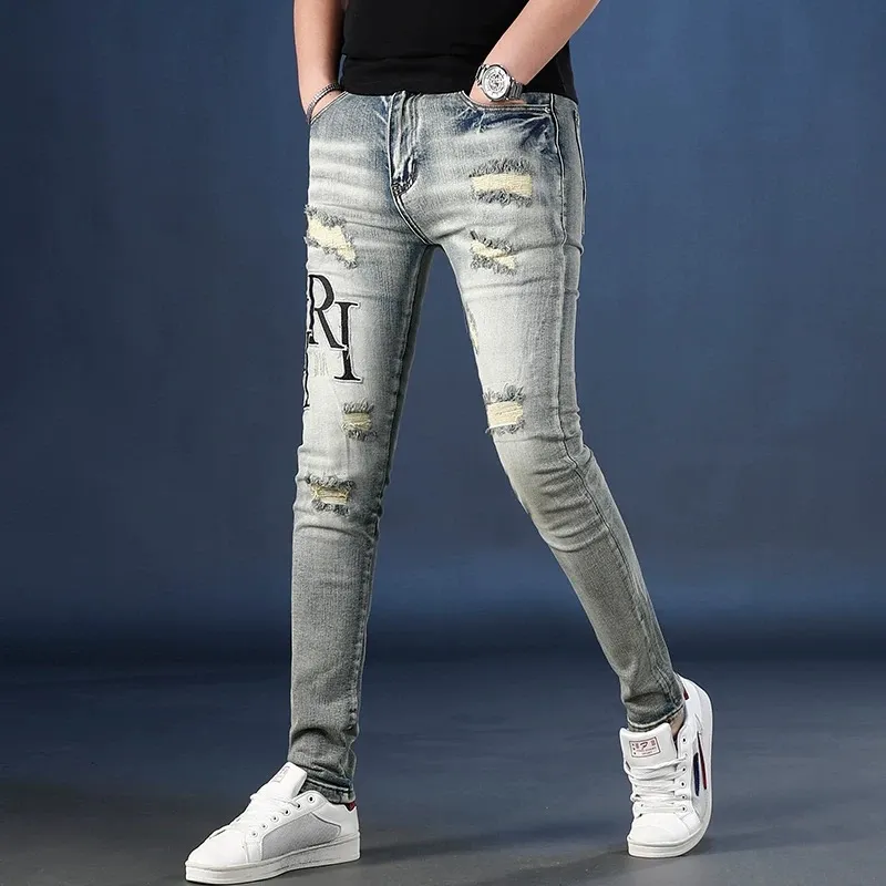 #N12 P246💰 (Extreme version) AMIRI explosive high street jeans slim fit stretch washed knife cut trousers for men AMIRI amiri is transliterated as Emil, which is the name of the founder. Mike Amiri, the founder of amiri, grew up in Los Angeles, USA. He was influenced by local street culture and Punk Rock since childhood, so he founded the amiri brand named after himself. A variety of trendy brand clothing meets the needs of different trendy players. Amiri clothing has novel and unique styles and is a well-known street brand in the United States. The styles and styles of many clothes are loved by many street photographers. The various clothing styles meet the dressing needs of different people, show their unique temperament, and show the trend of dressing. amiri's jeans are relatively famous. Not only do they have many styles, but the quality of the jeans is also very good. Many celebrities have also worn amiri brand jeans. Color: Picture color Size: 28, 30, 32, 34, 36 28 30 32 34 36 Waist 71 76 81 86 91 Qianlang 26.5 27.5 28.5 29.5 30.5 Hou Lang 37 38 39 40 41 Foot 14 14.8 15.6 16.4 17.2 Foreign Minister 100 102 104 106 107