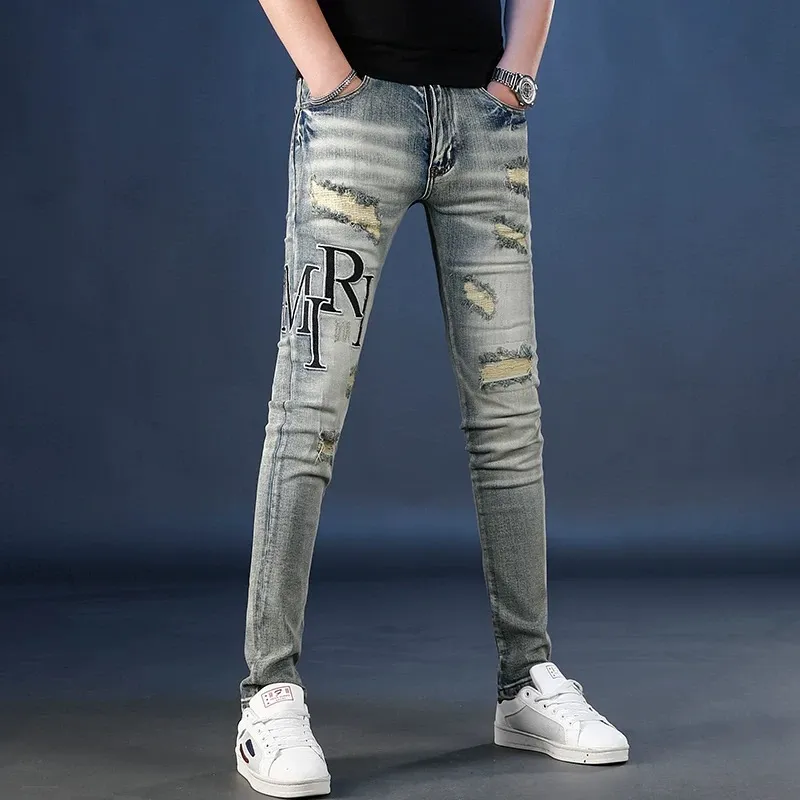 #N12 P246💰 (Extreme version) AMIRI explosive high street jeans slim fit stretch washed knife cut trousers for men AMIRI amiri is transliterated as Emil, which is the name of the founder. Mike Amiri, the founder of amiri, grew up in Los Angeles, USA. He was influenced by local street culture and Punk Rock since childhood, so he founded the amiri brand named after himself. A variety of trendy brand clothing meets the needs of different trendy players. Amiri clothing has novel and unique styles and is a well-known street brand in the United States. The styles and styles of many clothes are loved by many street photographers. The various clothing styles meet the dressing needs of different people, show their unique temperament, and show the trend of dressing. amiri's jeans are relatively famous. Not only do they have many styles, but the quality of the jeans is also very good. Many celebrities have also worn amiri brand jeans. Color: Picture color Size: 28, 30, 32, 34, 36 28 30 32 34 36 Waist 71 76 81 86 91 Qianlang 26.5 27.5 28.5 29.5 30.5 Hou Lang 37 38 39 40 41 Foot 14 14.8 15.6 16.4 17.2 Foreign Minister 100 102 104 106 107
