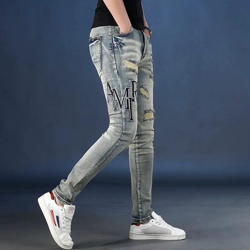 #N12 P246💰 (Extreme version) AMIRI explosive high street jeans slim fit stretch washed knife cut trousers for men AMIRI amiri is transliterated as Emil, which is the name of the founder. Mike Amiri, the founder of amiri, grew up in Los Angeles, USA. He was influenced by local street culture and Punk Rock since childhood, so he founded the amiri brand named after himself. A variety of trendy brand clothing meets the needs of different trendy players. Amiri clothing has novel and unique styles and is a well-known street brand in the United States. The styles and styles of many clothes are loved by many street photographers. The various clothing styles meet the dressing needs of different people, show their unique temperament, and show the trend of dressing. amiri's jeans are relatively famous. Not only do they have many styles, but the quality of the jeans is also very good. Many celebrities have also worn amiri brand jeans. Color: Picture color Size: 28, 30, 32, 34, 36 28 30 32 34 36 Waist 71 76 81 86 91 Qianlang 26.5 27.5 28.5 29.5 30.5 Hou Lang 37 38 39 40 41 Foot 14 14.8 15.6 16.4 17.2 Foreign Minister 100 102 104 106 107
