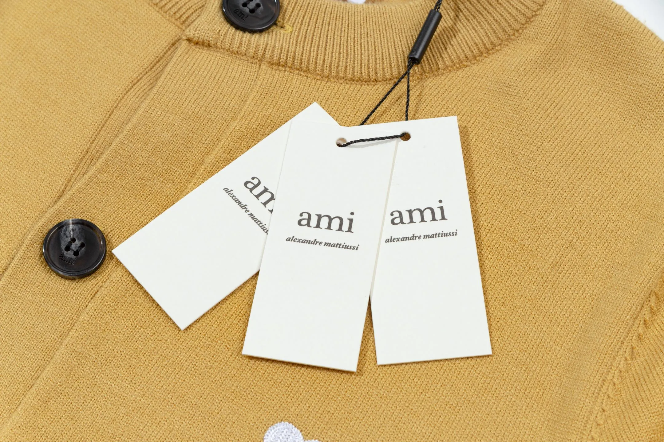 A8190# Ami Paris 2025 autumn and winter new product small love white heart embroidered cardigan round neck wool 12-needle sweater thin sweater for men and women, color: yellow gray, size: S-XL