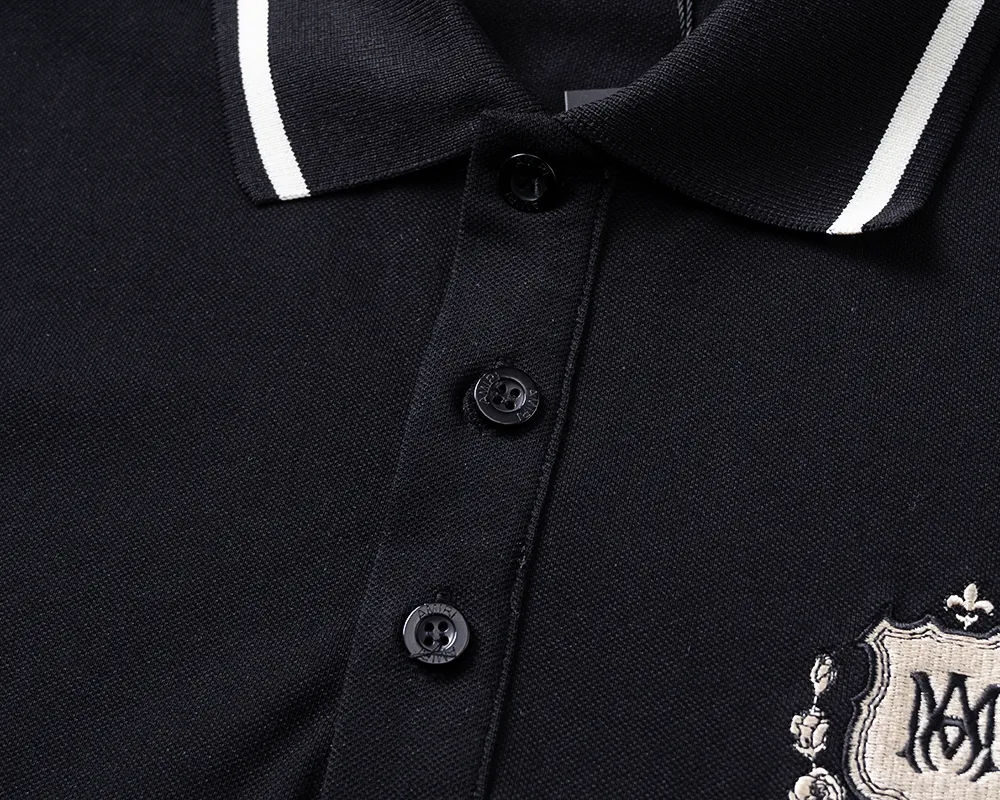 P150 Mili's 2026 spring and summer official website's new lapel T-shirt is made of mercerized pearl fabric and embroidered on the chest. It is handsome, the fabric is comfortable, the workmanship is rigorous, and the threads are neatly routed. Good upper body effect·Size M-3XL black
