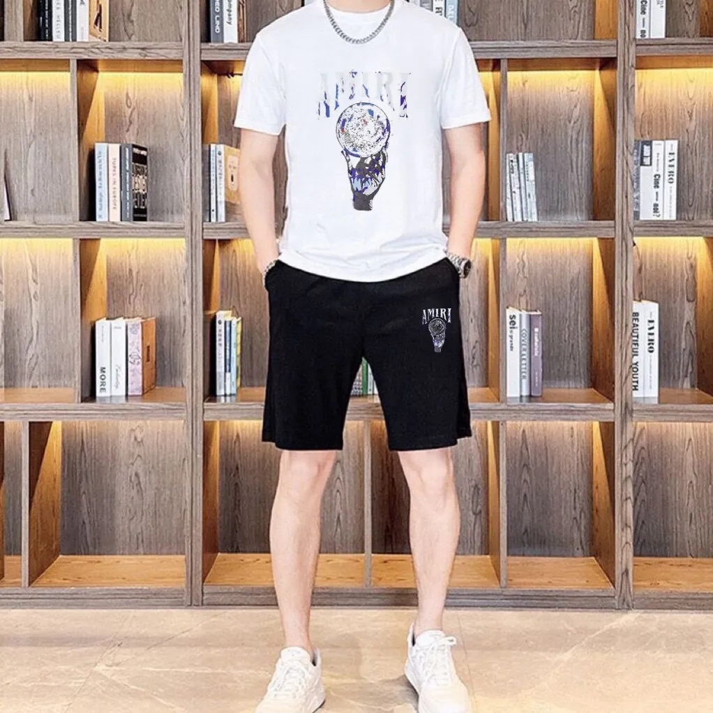 P280 Brand [AMIRI] 2025 new men’s short-sleeved shorts suit! Synchronous sales on the official website! High-end version on the market! It feels delicate and soft! Make you more comfortable to wear! The draped silhouette is awesome! Size: M-5XL (please state your height and weight when placing an order)