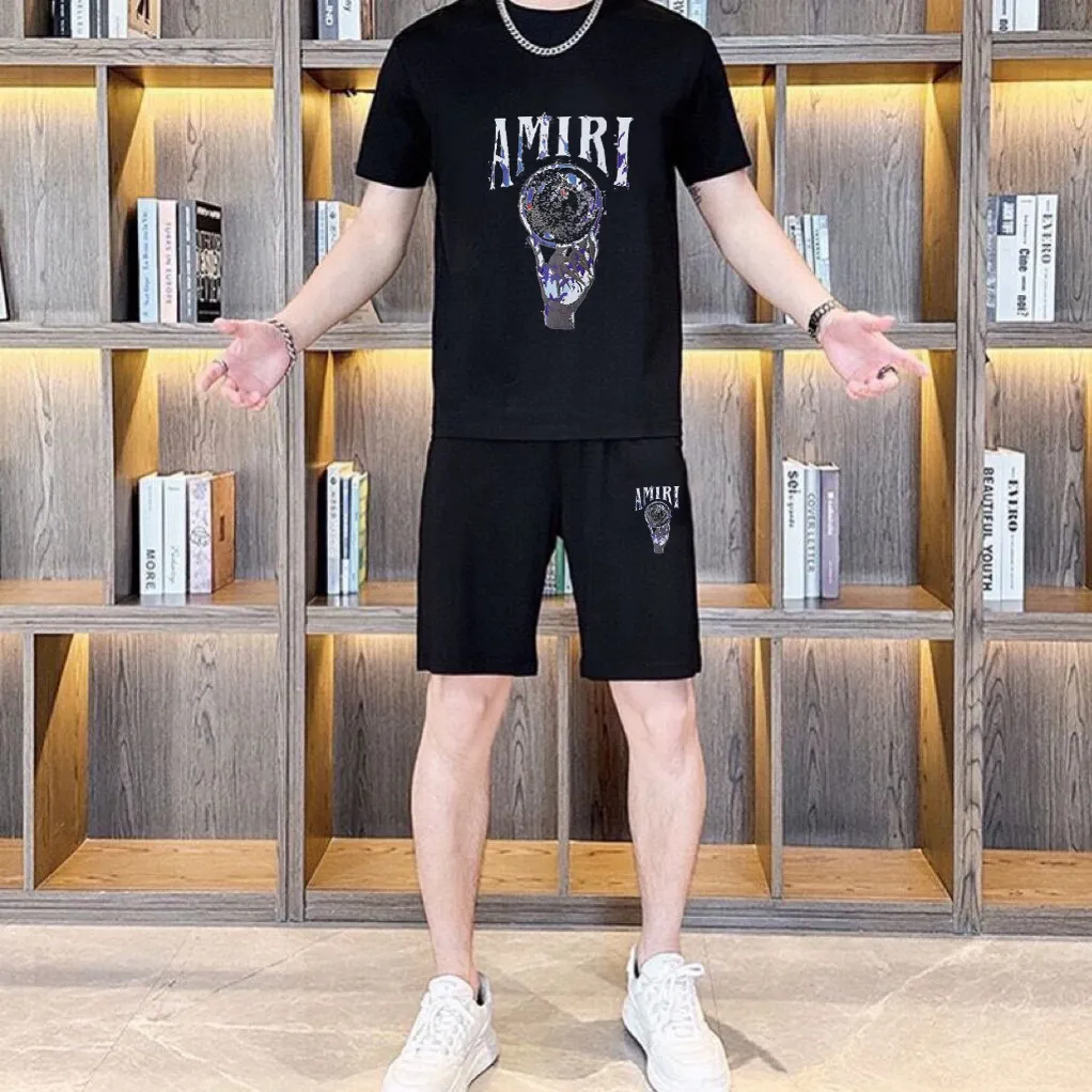 P280 Brand [AMIRI] 2025 new men’s short-sleeved shorts suit! Synchronous sales on the official website! High-end version on the market! It feels delicate and soft! Make you more comfortable to wear! The draped silhouette is awesome! Size: M-5XL (please state your height and weight when placing an order)