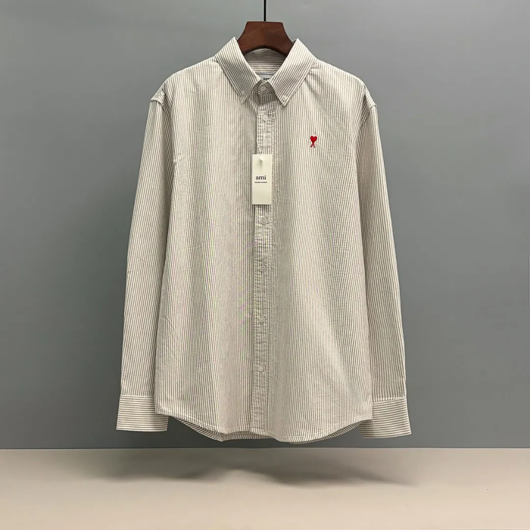 🅿️240 Ralph Lauren/Ralph Lauren imitation striped embroidered shirt. It is made of 100% cotton Oxford fabric. The 100% cotton material makes it very breathable. It is comfortable to wear and not easy to sweat. It has a loose fit and a three-dimensional upper body. The lines are smooth and natural. From the shoulder line to the waistline to the hem, the line transition is smooth. There are no unnecessary folds or accumulation. The whole body is neat and stretched. The chest is embellished with the iconic love embroidery. It is simple but highly recognizable. The embroidery thread has a natural color transition and the stitches are even and uniform in size. The stitches can also connect naturally and the lines are smooth and not stiff. Size: S M L XL