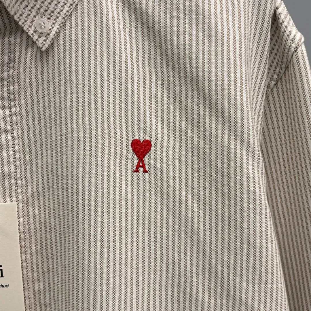 🅿️240 Ralph Lauren/Ralph Lauren imitation striped embroidered shirt. It is made of 100% cotton Oxford fabric. The 100% cotton material makes it very breathable. It is comfortable to wear and not easy to sweat. It has a loose fit and a three-dimensional upper body. The lines are smooth and natural. From the shoulder line to the waistline to the hem, the line transition is smooth. There are no unnecessary folds or accumulation. The whole body is neat and stretched. The chest is embellished with the iconic love embroidery. It is simple but highly recognizable. The embroidery thread has a natural color transition and the stitches are even and uniform in size. The stitches can also connect naturally and the lines are smooth and not stiff. Size: S M L XL