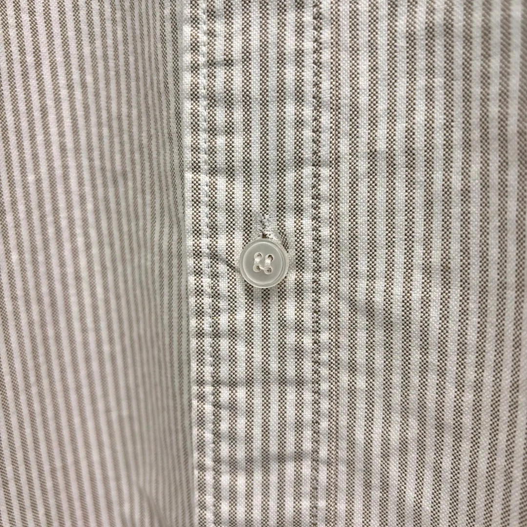 🅿️240 Ralph Lauren/Ralph Lauren imitation striped embroidered shirt. It is made of 100% cotton Oxford fabric. The 100% cotton material makes it very breathable. It is comfortable to wear and not easy to sweat. It has a loose fit and a three-dimensional upper body. The lines are smooth and natural. From the shoulder line to the waistline to the hem, the line transition is smooth. There are no unnecessary folds or accumulation. The whole body is neat and stretched. The chest is embellished with the iconic love embroidery. It is simple but highly recognizable. The embroidery thread has a natural color transition and the stitches are even and uniform in size. The stitches can also connect naturally and the lines are smooth and not stiff. Size: S M L XL