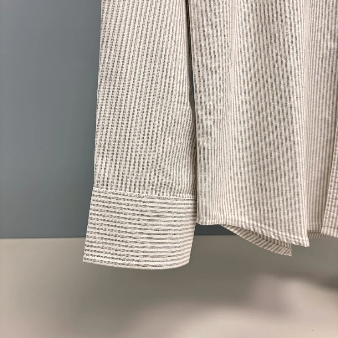 🅿️240 Ralph Lauren/Ralph Lauren imitation striped embroidered shirt. It is made of 100% cotton Oxford fabric. The 100% cotton material makes it very breathable. It is comfortable to wear and not easy to sweat. It has a loose fit and a three-dimensional upper body. The lines are smooth and natural. From the shoulder line to the waistline to the hem, the line transition is smooth. There are no unnecessary folds or accumulation. The whole body is neat and stretched. The chest is embellished with the iconic love embroidery. It is simple but highly recognizable. The embroidery thread has a natural color transition and the stitches are even and uniform in size. The stitches can also connect naturally and the lines are smooth and not stiff. Size: S M L XL