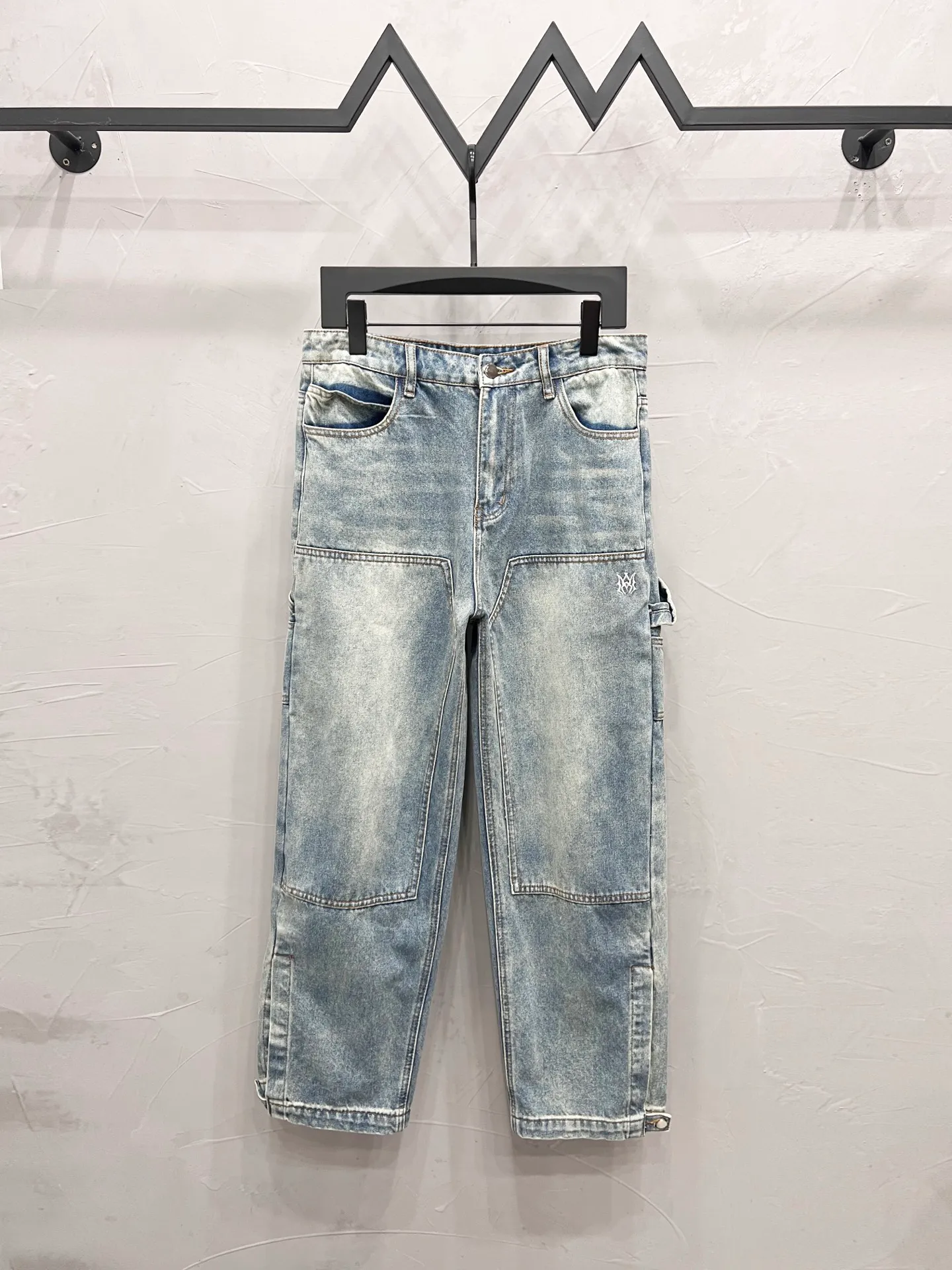 P240 Style No.: [M1750] AMIRI PF50 washed spliced ​​side large pocket hammer ring jeans. Top ceiling quality. Styles with different washed textures are very friendly to people with thin legs. The straight and slim version is very flattering to the leg shape. The moderate length is timeless and easy to match. It is the basis of various styles. It is a must-have in the wardrobe! The fabric is stiff but also makes the upper body soft without losing texture. The washing process is even more perfect. It is a must-have item for everyone! ! ! Washed wheat, hang tag, pants label, three labels complete Color: blue Size: 30, 32, 34, 36