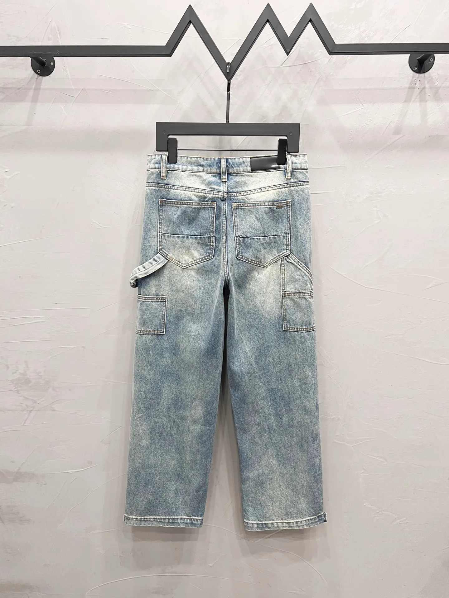P240 Style No.: [M1750] AMIRI PF50 washed spliced ​​side large pocket hammer ring jeans. Top ceiling quality. Styles with different washed textures are very friendly to people with thin legs. The straight and slim version is very flattering to the leg shape. The moderate length is timeless and easy to match. It is the basis of various styles. It is a must-have in the wardrobe! The fabric is stiff but also makes the upper body soft without losing texture. The washing process is even more perfect. It is a must-have item for everyone! ! ! Washed wheat, hang tag, pants label, three labels complete Color: blue Size: 30, 32, 34, 36