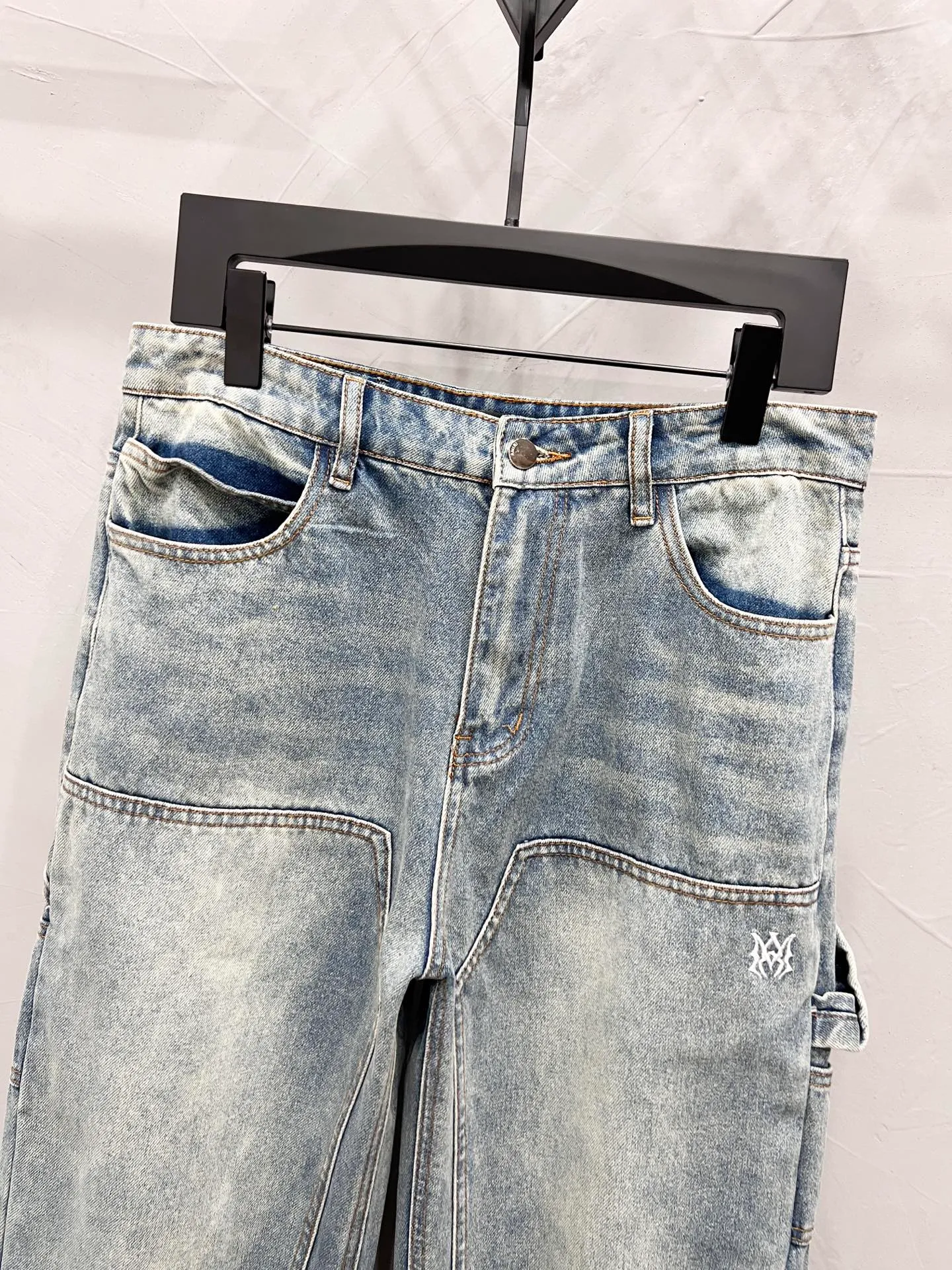 P240 Style No.: [M1750] AMIRI PF50 washed spliced ​​side large pocket hammer ring jeans. Top ceiling quality. Styles with different washed textures are very friendly to people with thin legs. The straight and slim version is very flattering to the leg shape. The moderate length is timeless and easy to match. It is the basis of various styles. It is a must-have in the wardrobe! The fabric is stiff but also makes the upper body soft without losing texture. The washing process is even more perfect. It is a must-have item for everyone! ! ! Washed wheat, hang tag, pants label, three labels complete Color: blue Size: 30, 32, 34, 36