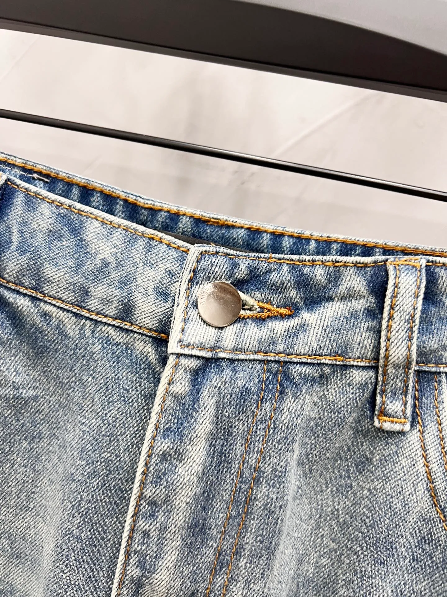 P240 Style No.: [M1750] AMIRI PF50 washed spliced ​​side large pocket hammer ring jeans. Top ceiling quality. Styles with different washed textures are very friendly to people with thin legs. The straight and slim version is very flattering to the leg shape. The moderate length is timeless and easy to match. It is the basis of various styles. It is a must-have in the wardrobe! The fabric is stiff but also makes the upper body soft without losing texture. The washing process is even more perfect. It is a must-have item for everyone! ! ! Washed wheat, hang tag, pants label, three labels complete Color: blue Size: 30, 32, 34, 36