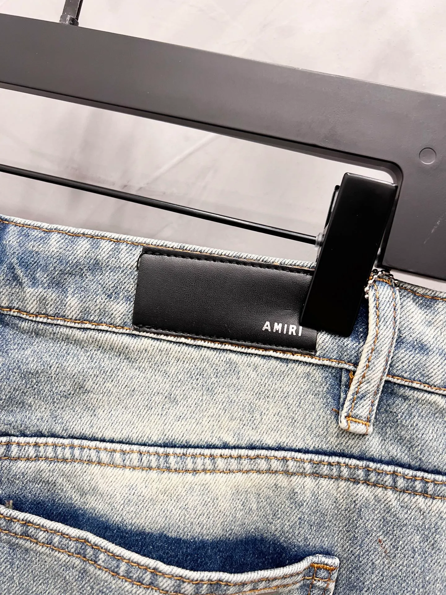 P240 Style No.: [M1750] AMIRI PF50 washed spliced ​​side large pocket hammer ring jeans. Top ceiling quality. Styles with different washed textures are very friendly to people with thin legs. The straight and slim version is very flattering to the leg shape. The moderate length is timeless and easy to match. It is the basis of various styles. It is a must-have in the wardrobe! The fabric is stiff but also makes the upper body soft without losing texture. The washing process is even more perfect. It is a must-have item for everyone! ! ! Washed wheat, hang tag, pants label, three labels complete Color: blue Size: 30, 32, 34, 36