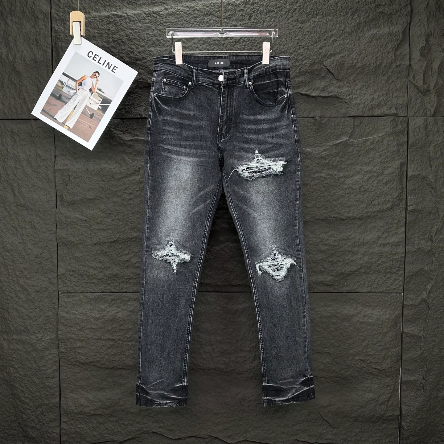 P240 Amiri 2025 new ripped black patch couples style washed stretch jeans 🔥High version🔥High version🔥 Top ceiling quality Styles with different washed textures are very friendly to people with thin legs and thick legs. The straight version is very flattering to the leg shape. Moderate length that never goes out of style, easy to match with casually, basic styling for various styles, a must-have in the wardrobe! The fabric is stiff but also makes the upper body soft without losing texture. The washing process is even more perfect. It is a must-have item for everyone! ! ! Washed wheat, hang tag, pants label, three complete labels, color: black, size: 28, 30, 32, 34 (four sizes)