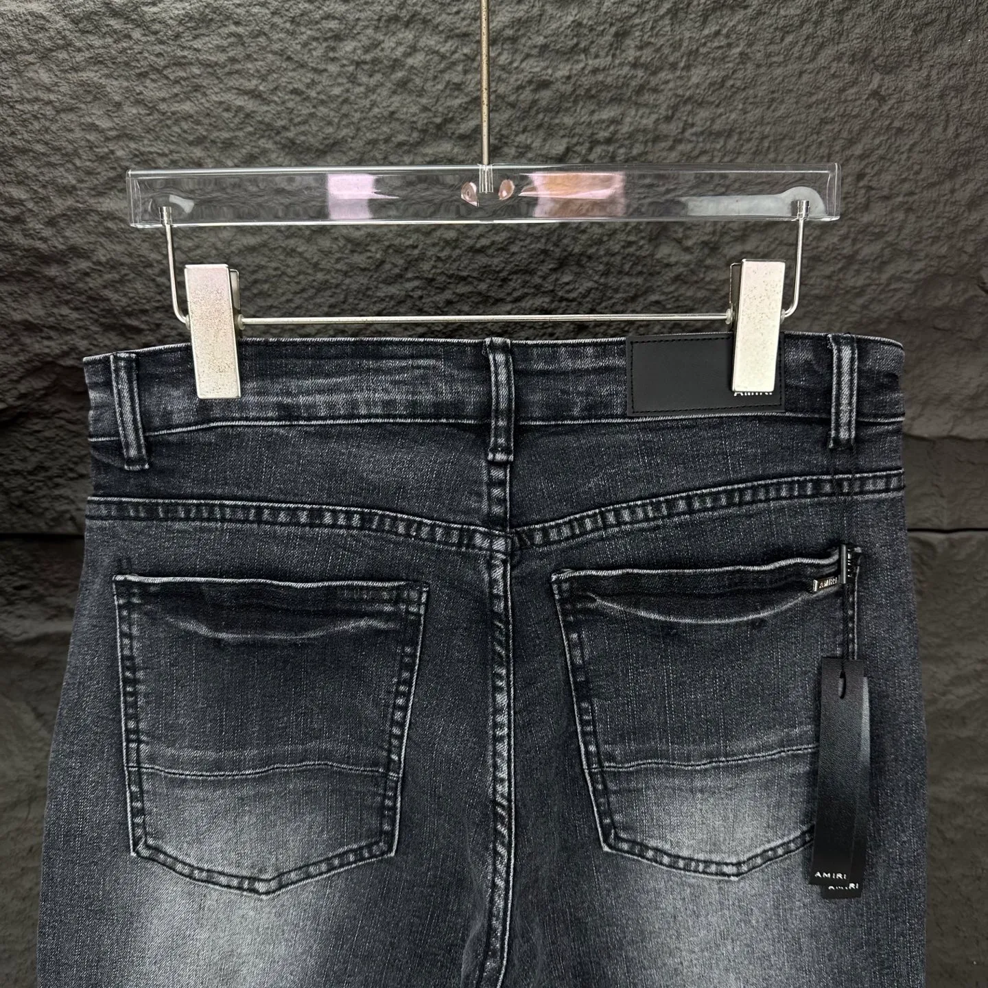 P240 Amiri 2025 new ripped black patch couples style washed stretch jeans 🔥High version🔥High version🔥 Top ceiling quality Styles with different washed textures are very friendly to people with thin legs and thick legs. The straight version is very flattering to the leg shape. Moderate length that never goes out of style, easy to match with casually, basic styling for various styles, a must-have in the wardrobe! The fabric is stiff but also makes the upper body soft without losing texture. The washing process is even more perfect. It is a must-have item for everyone! ! ! Washed wheat, hang tag, pants label, three complete labels, color: black, size: 28, 30, 32, 34 (four sizes)