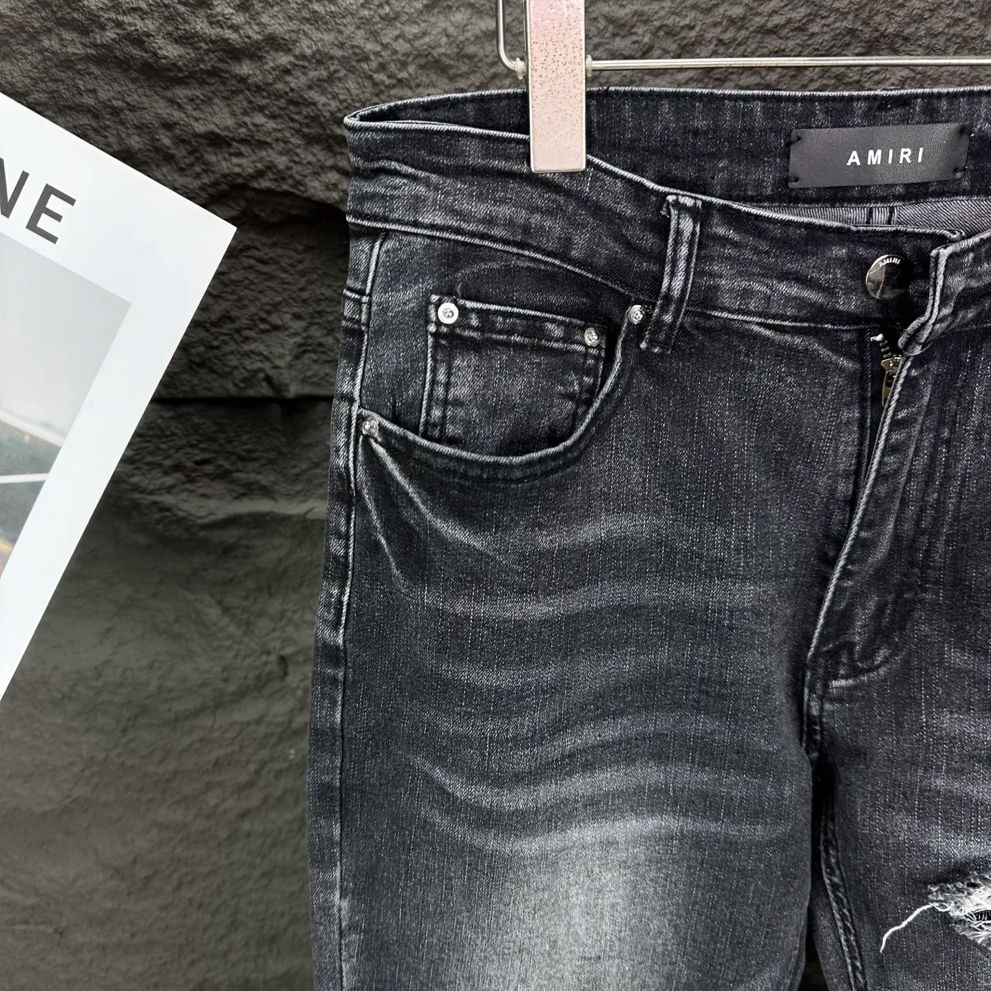 P240 Amiri 2025 new ripped black patch couples style washed stretch jeans 🔥High version🔥High version🔥 Top ceiling quality Styles with different washed textures are very friendly to people with thin legs and thick legs. The straight version is very flattering to the leg shape. Moderate length that never goes out of style, easy to match with casually, basic styling for various styles, a must-have in the wardrobe! The fabric is stiff but also makes the upper body soft without losing texture. The washing process is even more perfect. It is a must-have item for everyone! ! ! Washed wheat, hang tag, pants label, three complete labels, color: black, size: 28, 30, 32, 34 (four sizes)