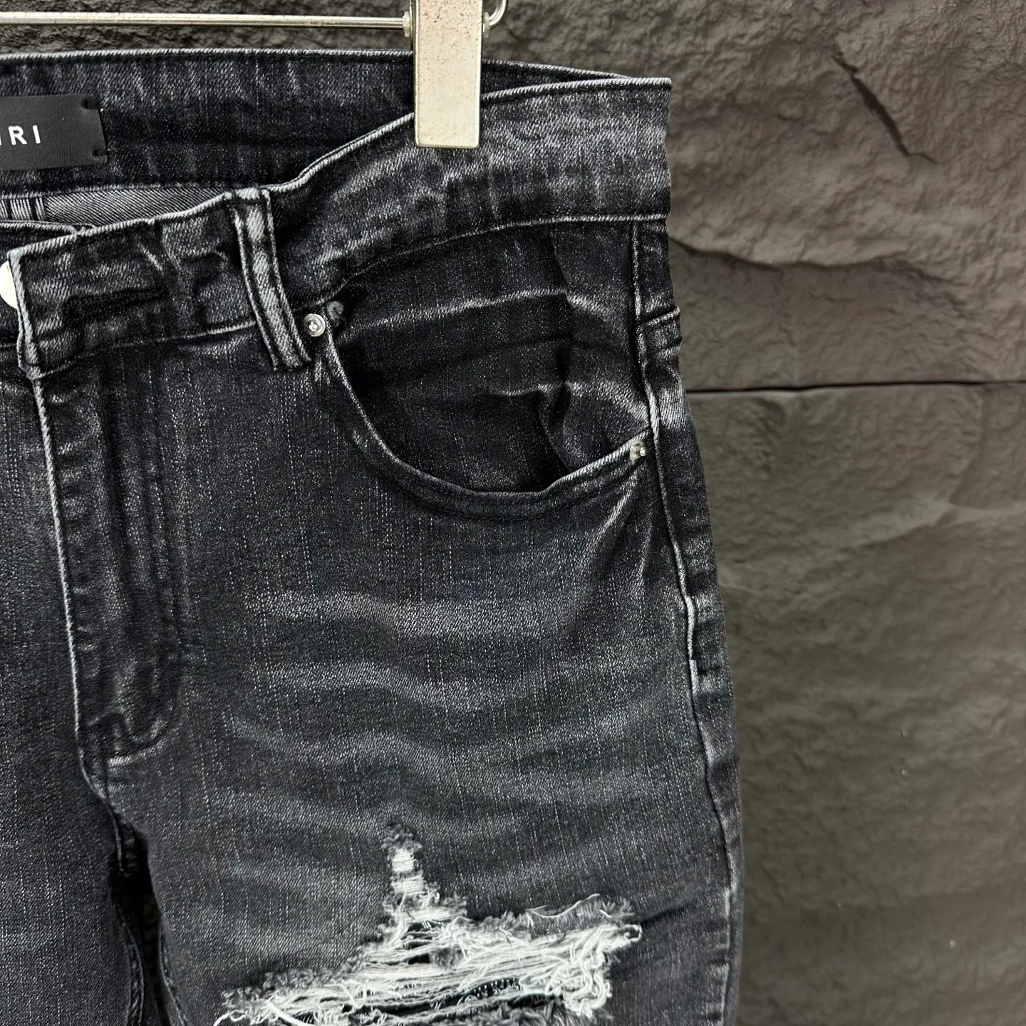 P240 Amiri 2025 new ripped black patch couples style washed stretch jeans 🔥High version🔥High version🔥 Top ceiling quality Styles with different washed textures are very friendly to people with thin legs and thick legs. The straight version is very flattering to the leg shape. Moderate length that never goes out of style, easy to match with casually, basic styling for various styles, a must-have in the wardrobe! The fabric is stiff but also makes the upper body soft without losing texture. The washing process is even more perfect. It is a must-have item for everyone! ! ! Washed wheat, hang tag, pants label, three complete labels, color: black, size: 28, 30, 32, 34 (four sizes)