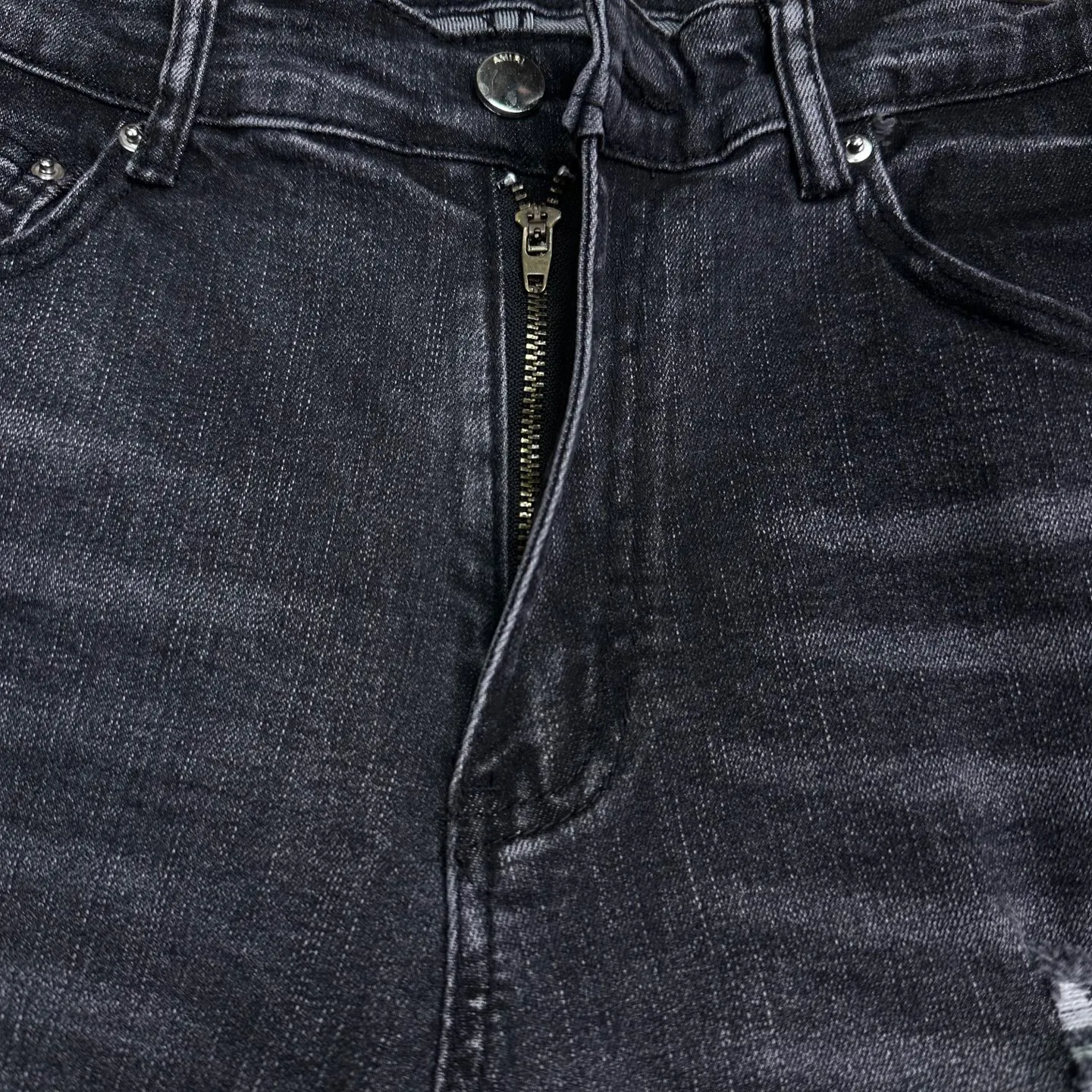P240 Amiri 2025 new ripped black patch couples style washed stretch jeans 🔥High version🔥High version🔥 Top ceiling quality Styles with different washed textures are very friendly to people with thin legs and thick legs. The straight version is very flattering to the leg shape. Moderate length that never goes out of style, easy to match with casually, basic styling for various styles, a must-have in the wardrobe! The fabric is stiff but also makes the upper body soft without losing texture. The washing process is even more perfect. It is a must-have item for everyone! ! ! Washed wheat, hang tag, pants label, three complete labels, color: black, size: 28, 30, 32, 34 (four sizes)