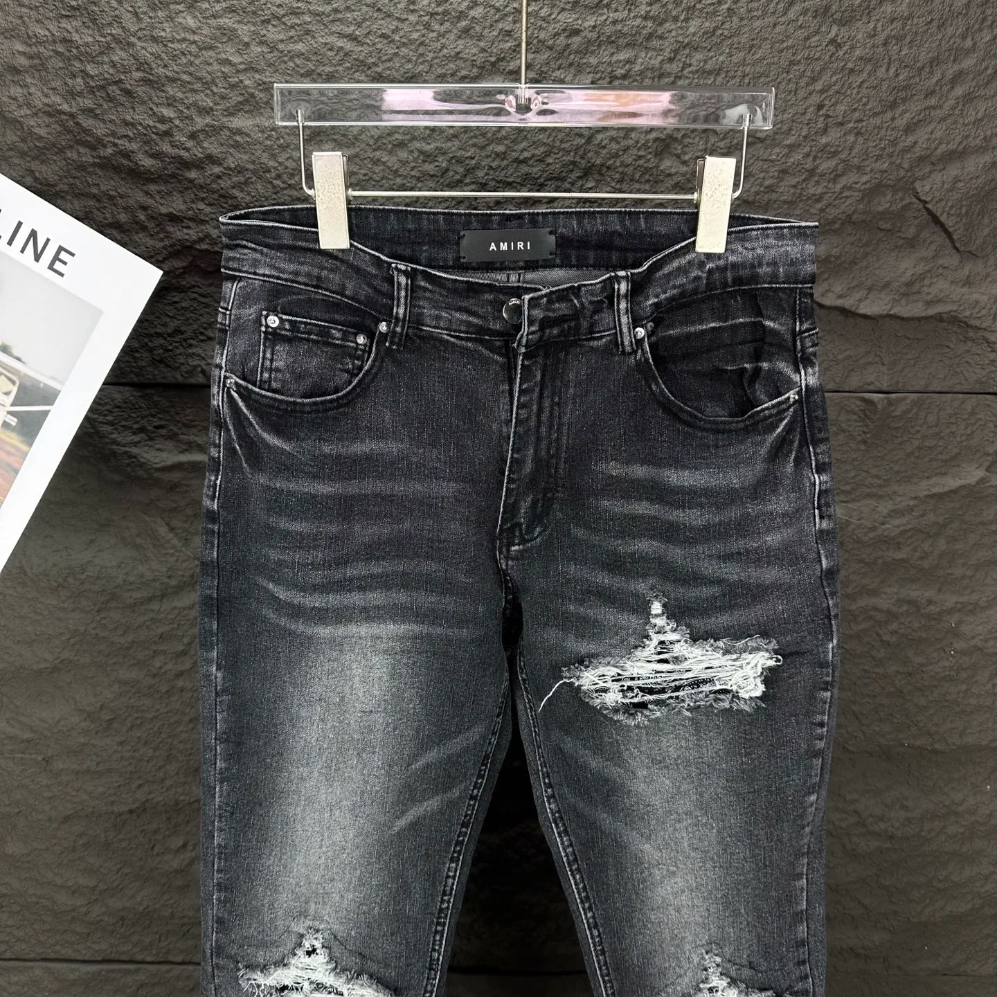P240 Amiri 2025 new ripped black patch couples style washed stretch jeans 🔥High version🔥High version🔥 Top ceiling quality Styles with different washed textures are very friendly to people with thin legs and thick legs. The straight version is very flattering to the leg shape. Moderate length that never goes out of style, easy to match with casually, basic styling for various styles, a must-have in the wardrobe! The fabric is stiff but also makes the upper body soft without losing texture. The washing process is even more perfect. It is a must-have item for everyone! ! ! Washed wheat, hang tag, pants label, three complete labels, color: black, size: 28, 30, 32, 34 (four sizes)