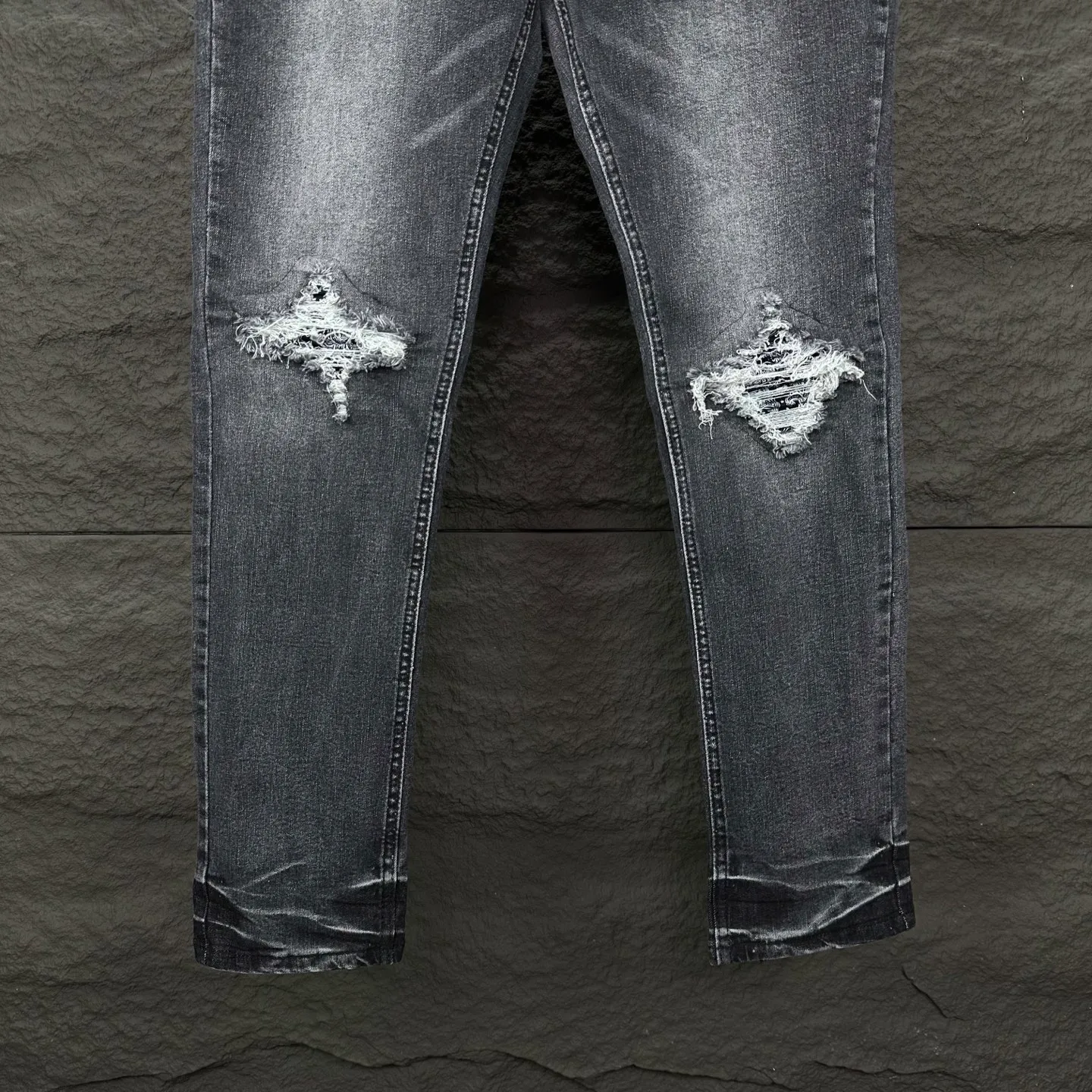 P240 Amiri 2025 new ripped black patch couples style washed stretch jeans 🔥High version🔥High version🔥 Top ceiling quality Styles with different washed textures are very friendly to people with thin legs and thick legs. The straight version is very flattering to the leg shape. Moderate length that never goes out of style, easy to match with casually, basic styling for various styles, a must-have in the wardrobe! The fabric is stiff but also makes the upper body soft without losing texture. The washing process is even more perfect. It is a must-have item for everyone! ! ! Washed wheat, hang tag, pants label, three complete labels, color: black, size: 28, 30, 32, 34 (four sizes)