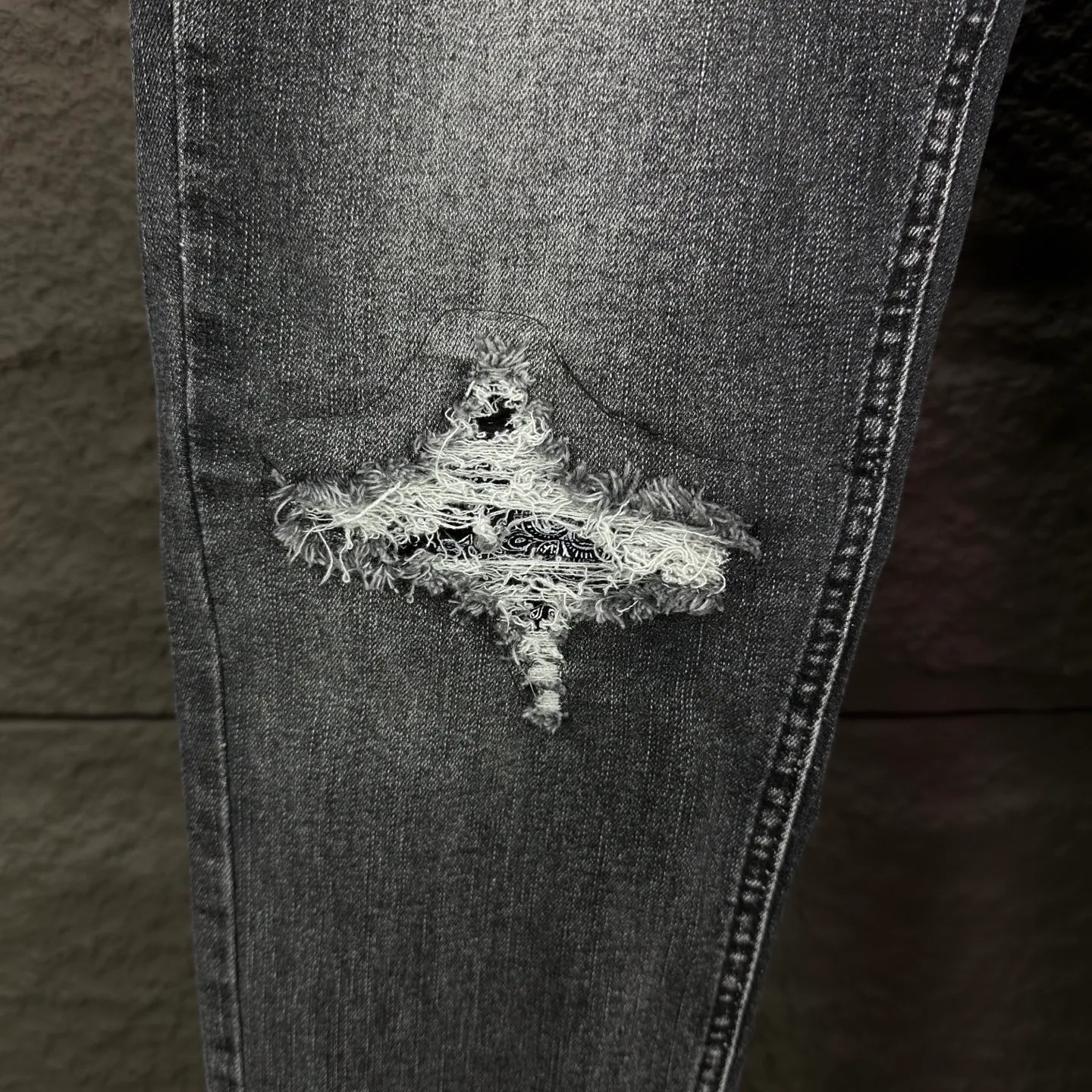 P240 Amiri 2025 new ripped black patch couples style washed stretch jeans 🔥High version🔥High version🔥 Top ceiling quality Styles with different washed textures are very friendly to people with thin legs and thick legs. The straight version is very flattering to the leg shape. Moderate length that never goes out of style, easy to match with casually, basic styling for various styles, a must-have in the wardrobe! The fabric is stiff but also makes the upper body soft without losing texture. The washing process is even more perfect. It is a must-have item for everyone! ! ! Washed wheat, hang tag, pants label, three complete labels, color: black, size: 28, 30, 32, 34 (four sizes)