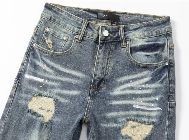 #N27 P246💰 (Top version) AMIRI hot high street jeans slim fit stretch washed knife cut trousers for men AMIRI amiri is transliterated as Emil, which is the name of the founder. Mike Amiri, the founder of amiri, grew up in Los Angeles, USA. He was influenced by local street culture and Punk Rock since childhood, so he founded the amiri brand named after himself. A variety of trendy brand clothing meets the needs of different trendy players. Amiri clothing has novel and unique styles and is a well-known street brand in the United States. The styles and styles of many clothes are loved by many street photographers. The various clothing styles meet the dressing needs of different people, show their unique temperament, and show the trend of dressing. amiri's jeans are relatively famous. Not only do they have many styles, but the quality of the jeans is also very good. Many celebrities have also worn amiri brand jeans. Color: Picture color Size: 28, 30, 32, 34, 36 28 30 32 34 36 Waist 71 76 81 86 91 Qianlang 26.5 27.5 28.5 29.5 30.5 Hou Lang 37 38 39 40 41 Foot 14 14.8 15.6 16.4 17.2 Foreign Minister 100 102 104 106 107