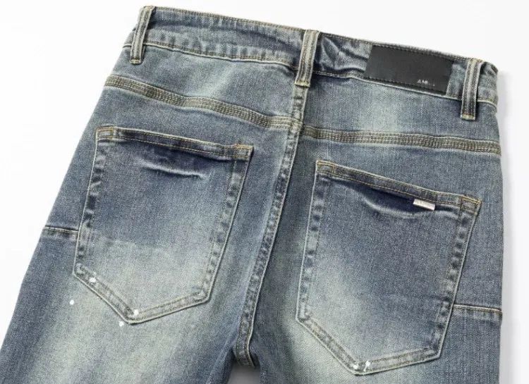#N27 P246💰 (Top version) AMIRI hot high street jeans slim fit stretch washed knife cut trousers for men AMIRI amiri is transliterated as Emil, which is the name of the founder. Mike Amiri, the founder of amiri, grew up in Los Angeles, USA. He was influenced by local street culture and Punk Rock since childhood, so he founded the amiri brand named after himself. A variety of trendy brand clothing meets the needs of different trendy players. Amiri clothing has novel and unique styles and is a well-known street brand in the United States. The styles and styles of many clothes are loved by many street photographers. The various clothing styles meet the dressing needs of different people, show their unique temperament, and show the trend of dressing. amiri's jeans are relatively famous. Not only do they have many styles, but the quality of the jeans is also very good. Many celebrities have also worn amiri brand jeans. Color: Picture color Size: 28, 30, 32, 34, 36 28 30 32 34 36 Waist 71 76 81 86 91 Qianlang 26.5 27.5 28.5 29.5 30.5 Hou Lang 37 38 39 40 41 Foot 14 14.8 15.6 16.4 17.2 Foreign Minister 100 102 104 106 107