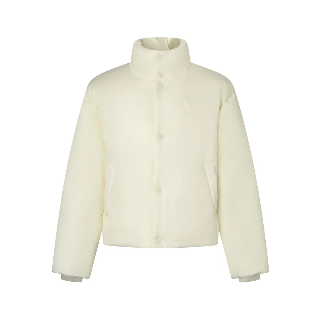 🅿️1000 Ami love padded embroidered down jacket (white) The fabric is made of taffeta fabric woven from 100% polyester fiber. It adopts warp and weft plain weave and is woven very tightly, making the surface of the fabric extremely smooth and flat, with a "skinny" and stiffness that is not easy to collapse. When rubbed or moved around, it will make a unique, crisp "rustling" sound. At the same time, it has a delicate plain texture and a soft, elegant silky luster. This kind of luster is not as dazzling as satin, but more restrained and advanced. The high-quality filling is made of 90 white duck down, with a weight of 160g, ensuring excellent thermal insulation performance. After strict screening and processing, the velvet is not easy to get drilled, ensuring durability. The lining is made of 100% nylon. The high-density and tight weaving process prevents tiny lint from emerging from the gaps in the fabric. The smooth surface improves the putting on and taking off experience, and the excellent wear and tear resistance ensures damage caused by frequent use, while the light and soft texture does not affect the overall weight. Tightly fasten the fabric and padding material to the frame of the embroidery machine. The embroidery machine uses sparse stitches along the padding layer's pattern to outline the filling area of ​​the pattern. Then it runs the overlay layer's pattern, using dense stitches to perfectly cover the foam padding layer to form a slightly raised love embroidery, which feels soft and full, enhancing recognition while maintaining a low profile. Size: S-M-L