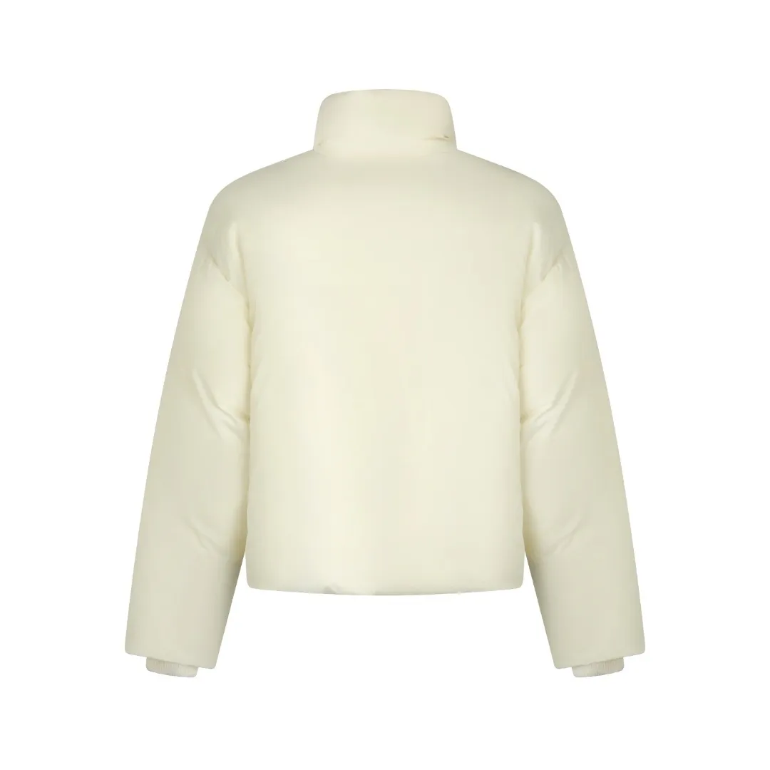 🅿️1000 Ami love padded embroidered down jacket (white) The fabric is made of taffeta fabric woven from 100% polyester fiber. It adopts warp and weft plain weave and is woven very tightly, making the surface of the fabric extremely smooth and flat, with a "skinny" and stiffness that is not easy to collapse. When rubbed or moved around, it will make a unique, crisp "rustling" sound. At the same time, it has a delicate plain texture and a soft, elegant silky luster. This kind of luster is not as dazzling as satin, but more restrained and advanced. The high-quality filling is made of 90 white duck down, with a weight of 160g, ensuring excellent thermal insulation performance. After strict screening and processing, the velvet is not easy to get drilled, ensuring durability. The lining is made of 100% nylon. The high-density and tight weaving process prevents tiny lint from emerging from the gaps in the fabric. The smooth surface improves the putting on and taking off experience, and the excellent wear and tear resistance ensures damage caused by frequent use, while the light and soft texture does not affect the overall weight. Tightly fasten the fabric and padding material to the frame of the embroidery machine. The embroidery machine uses sparse stitches along the padding layer's pattern to outline the filling area of ​​the pattern. Then it runs the overlay layer's pattern, using dense stitches to perfectly cover the foam padding layer to form a slightly raised love embroidery, which feels soft and full, enhancing recognition while maintaining a low profile. Size: S-M-L