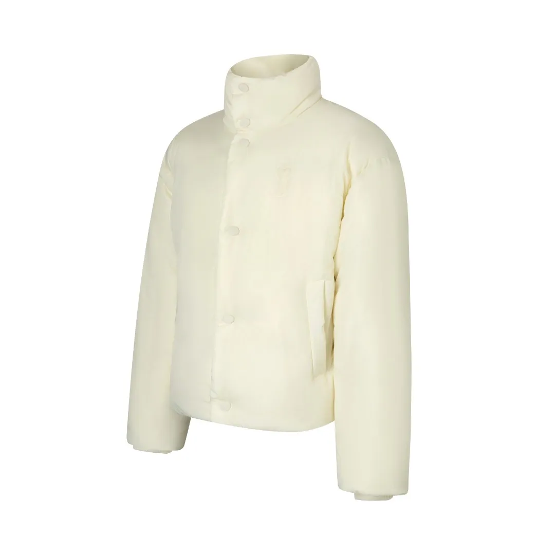 🅿️1000 Ami love padded embroidered down jacket (white) The fabric is made of taffeta fabric woven from 100% polyester fiber. It adopts warp and weft plain weave and is woven very tightly, making the surface of the fabric extremely smooth and flat, with a "skinny" and stiffness that is not easy to collapse. When rubbed or moved around, it will make a unique, crisp "rustling" sound. At the same time, it has a delicate plain texture and a soft, elegant silky luster. This kind of luster is not as dazzling as satin, but more restrained and advanced. The high-quality filling is made of 90 white duck down, with a weight of 160g, ensuring excellent thermal insulation performance. After strict screening and processing, the velvet is not easy to get drilled, ensuring durability. The lining is made of 100% nylon. The high-density and tight weaving process prevents tiny lint from emerging from the gaps in the fabric. The smooth surface improves the putting on and taking off experience, and the excellent wear and tear resistance ensures damage caused by frequent use, while the light and soft texture does not affect the overall weight. Tightly fasten the fabric and padding material to the frame of the embroidery machine. The embroidery machine uses sparse stitches along the padding layer's pattern to outline the filling area of ​​the pattern. Then it runs the overlay layer's pattern, using dense stitches to perfectly cover the foam padding layer to form a slightly raised love embroidery, which feels soft and full, enhancing recognition while maintaining a low profile. Size: S-M-L