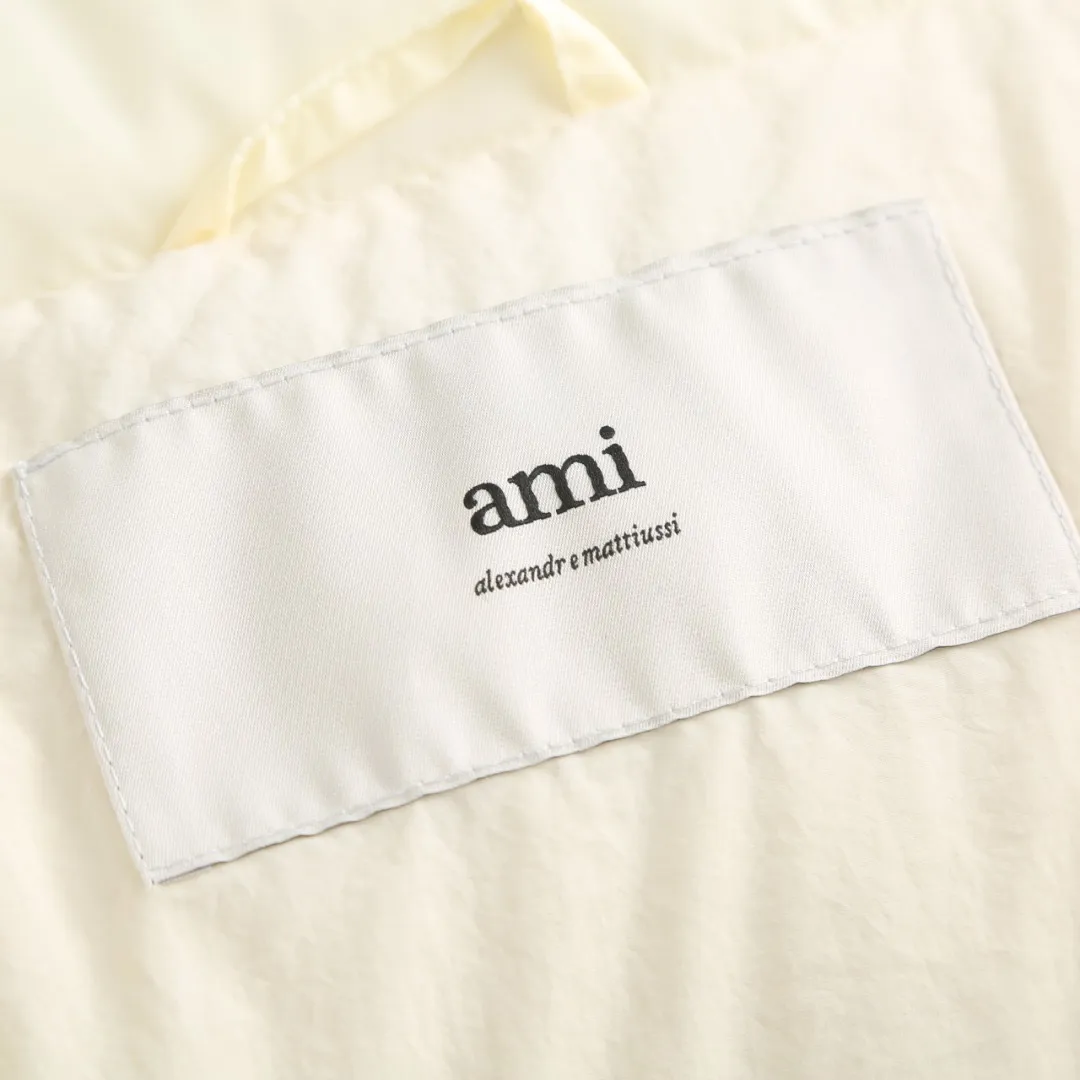🅿️1000 Ami love padded embroidered down jacket (white) The fabric is made of taffeta fabric woven from 100% polyester fiber. It adopts warp and weft plain weave and is woven very tightly, making the surface of the fabric extremely smooth and flat, with a "skinny" and stiffness that is not easy to collapse. When rubbed or moved around, it will make a unique, crisp "rustling" sound. At the same time, it has a delicate plain texture and a soft, elegant silky luster. This kind of luster is not as dazzling as satin, but more restrained and advanced. The high-quality filling is made of 90 white duck down, with a weight of 160g, ensuring excellent thermal insulation performance. After strict screening and processing, the velvet is not easy to get drilled, ensuring durability. The lining is made of 100% nylon. The high-density and tight weaving process prevents tiny lint from emerging from the gaps in the fabric. The smooth surface improves the putting on and taking off experience, and the excellent wear and tear resistance ensures damage caused by frequent use, while the light and soft texture does not affect the overall weight. Tightly fasten the fabric and padding material to the frame of the embroidery machine. The embroidery machine uses sparse stitches along the padding layer's pattern to outline the filling area of ​​the pattern. Then it runs the overlay layer's pattern, using dense stitches to perfectly cover the foam padding layer to form a slightly raised love embroidery, which feels soft and full, enhancing recognition while maintaining a low profile. Size: S-M-L