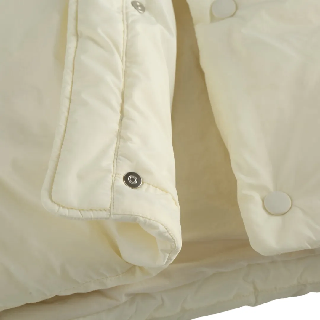🅿️1000 Ami love padded embroidered down jacket (white) The fabric is made of taffeta fabric woven from 100% polyester fiber. It adopts warp and weft plain weave and is woven very tightly, making the surface of the fabric extremely smooth and flat, with a "skinny" and stiffness that is not easy to collapse. When rubbed or moved around, it will make a unique, crisp "rustling" sound. At the same time, it has a delicate plain texture and a soft, elegant silky luster. This kind of luster is not as dazzling as satin, but more restrained and advanced. The high-quality filling is made of 90 white duck down, with a weight of 160g, ensuring excellent thermal insulation performance. After strict screening and processing, the velvet is not easy to get drilled, ensuring durability. The lining is made of 100% nylon. The high-density and tight weaving process prevents tiny lint from emerging from the gaps in the fabric. The smooth surface improves the putting on and taking off experience, and the excellent wear and tear resistance ensures damage caused by frequent use, while the light and soft texture does not affect the overall weight. Tightly fasten the fabric and padding material to the frame of the embroidery machine. The embroidery machine uses sparse stitches along the padding layer's pattern to outline the filling area of ​​the pattern. Then it runs the overlay layer's pattern, using dense stitches to perfectly cover the foam padding layer to form a slightly raised love embroidery, which feels soft and full, enhancing recognition while maintaining a low profile. Size: S-M-L