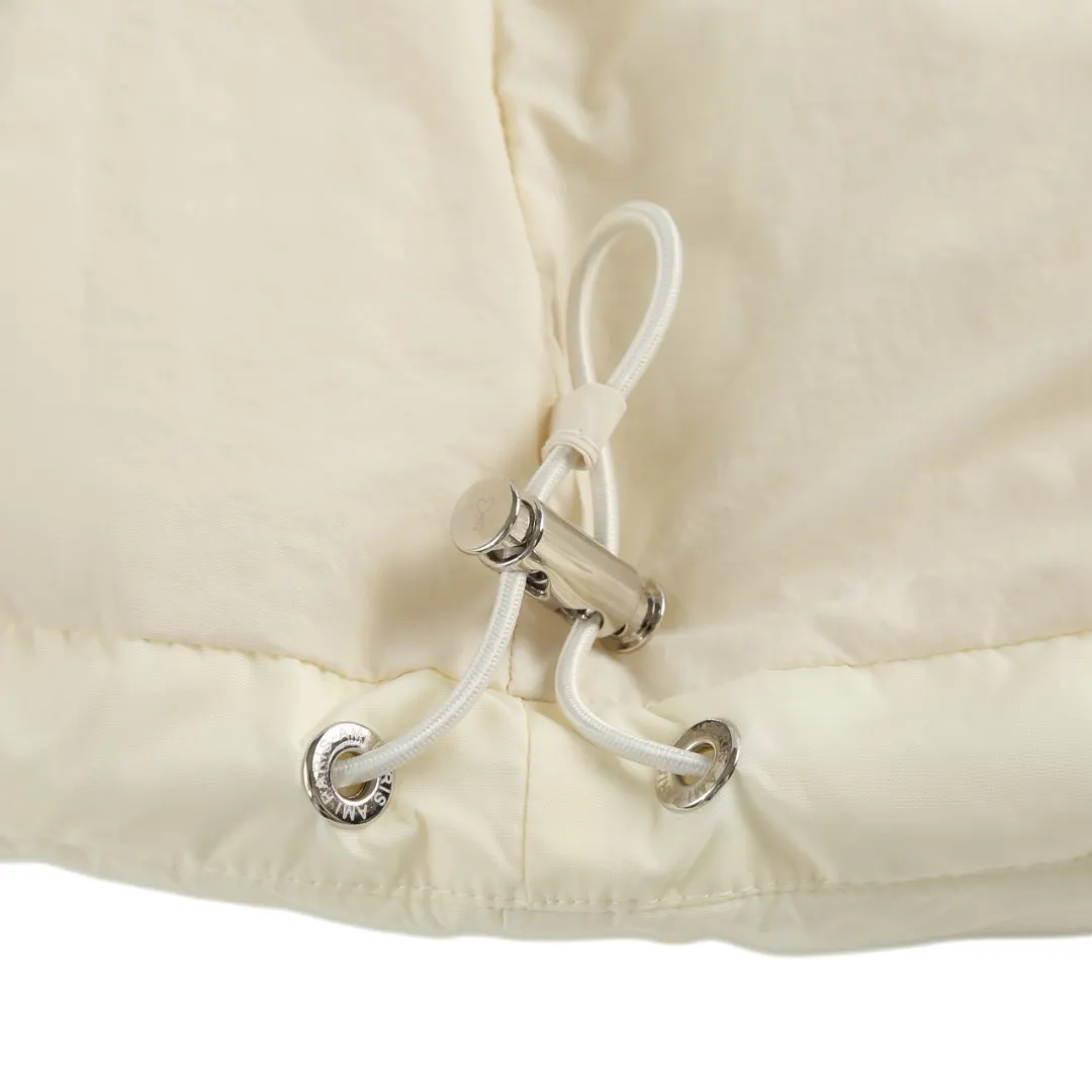 🅿️1000 Ami love padded embroidered down jacket (white) The fabric is made of taffeta fabric woven from 100% polyester fiber. It adopts warp and weft plain weave and is woven very tightly, making the surface of the fabric extremely smooth and flat, with a "skinny" and stiffness that is not easy to collapse. When rubbed or moved around, it will make a unique, crisp "rustling" sound. At the same time, it has a delicate plain texture and a soft, elegant silky luster. This kind of luster is not as dazzling as satin, but more restrained and advanced. The high-quality filling is made of 90 white duck down, with a weight of 160g, ensuring excellent thermal insulation performance. After strict screening and processing, the velvet is not easy to get drilled, ensuring durability. The lining is made of 100% nylon. The high-density and tight weaving process prevents tiny lint from emerging from the gaps in the fabric. The smooth surface improves the putting on and taking off experience, and the excellent wear and tear resistance ensures damage caused by frequent use, while the light and soft texture does not affect the overall weight. Tightly fasten the fabric and padding material to the frame of the embroidery machine. The embroidery machine uses sparse stitches along the padding layer's pattern to outline the filling area of ​​the pattern. Then it runs the overlay layer's pattern, using dense stitches to perfectly cover the foam padding layer to form a slightly raised love embroidery, which feels soft and full, enhancing recognition while maintaining a low profile. Size: S-M-L