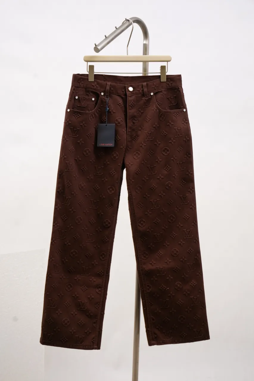 The new LV 25ss skateboard pants feature an all-over Monogram embossed pattern, cleverly integrated into the nubuck leather Damier label, pearlescent buttons and rivets, demonstrating Louis Vuitton’s exquisite craftsmanship. The elegant silhouette is dip-dyed in a calm hue that pairs well with the coordinating jacket-style shirt. Number of yards: 29.30.31.32.