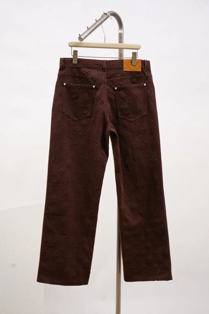 The new LV 25ss skateboard pants feature an all-over Monogram embossed pattern, cleverly integrated into the nubuck leather Damier label, pearlescent buttons and rivets, demonstrating Louis Vuitton’s exquisite craftsmanship. The elegant silhouette is dip-dyed in a calm hue that pairs well with the coordinating jacket-style shirt. Number of yards: 29.30.31.32.
