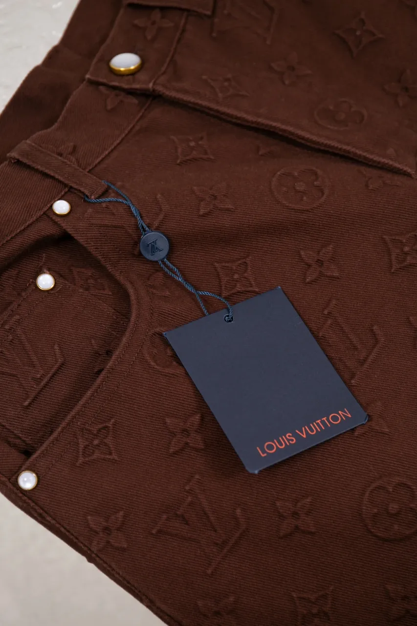 The new LV 25ss skateboard pants feature an all-over Monogram embossed pattern, cleverly integrated into the nubuck leather Damier label, pearlescent buttons and rivets, demonstrating Louis Vuitton’s exquisite craftsmanship. The elegant silhouette is dip-dyed in a calm hue that pairs well with the coordinating jacket-style shirt. Number of yards: 29.30.31.32.