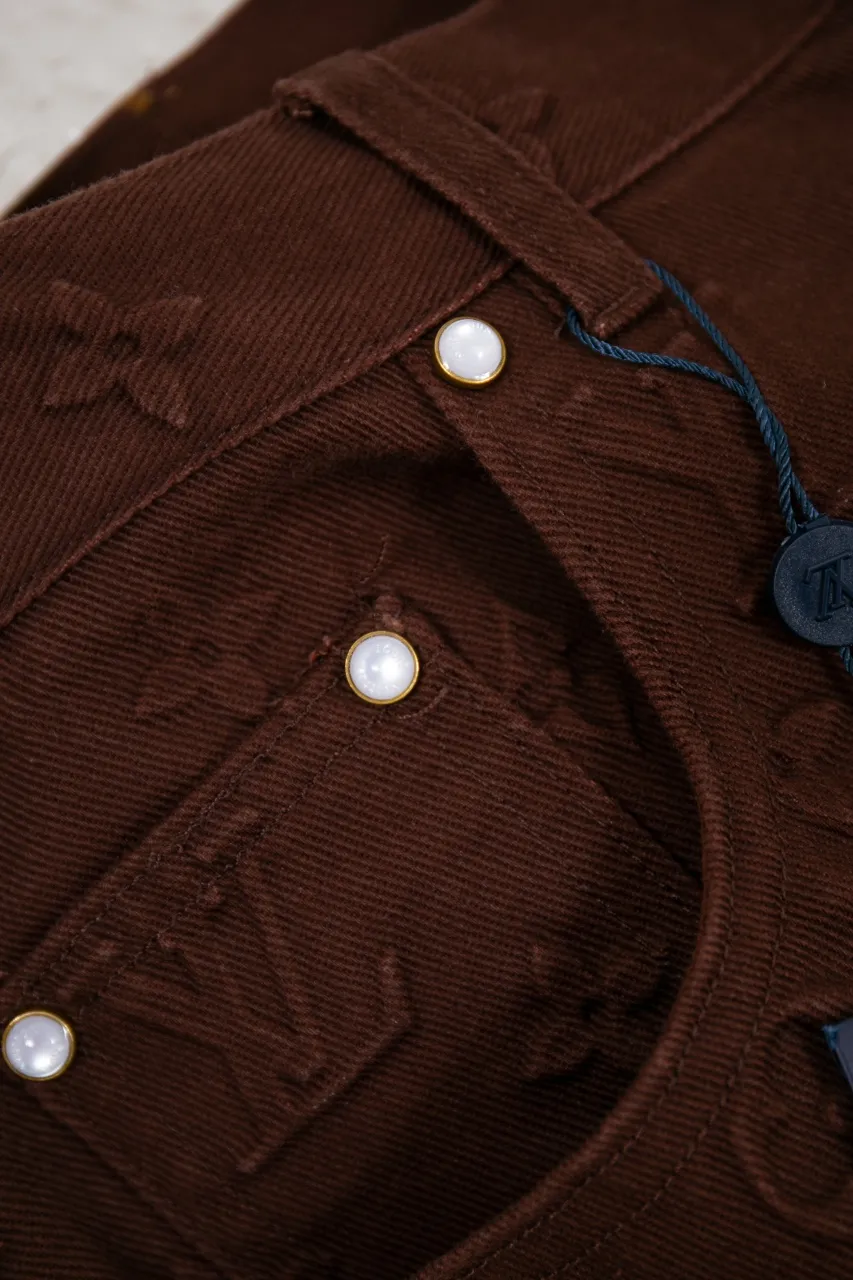 The new LV 25ss skateboard pants feature an all-over Monogram embossed pattern, cleverly integrated into the nubuck leather Damier label, pearlescent buttons and rivets, demonstrating Louis Vuitton’s exquisite craftsmanship. The elegant silhouette is dip-dyed in a calm hue that pairs well with the coordinating jacket-style shirt. Number of yards: 29.30.31.32.