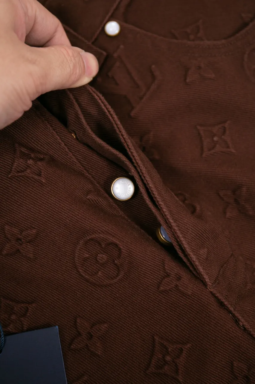 The new LV 25ss skateboard pants feature an all-over Monogram embossed pattern, cleverly integrated into the nubuck leather Damier label, pearlescent buttons and rivets, demonstrating Louis Vuitton’s exquisite craftsmanship. The elegant silhouette is dip-dyed in a calm hue that pairs well with the coordinating jacket-style shirt. Number of yards: 29.30.31.32.