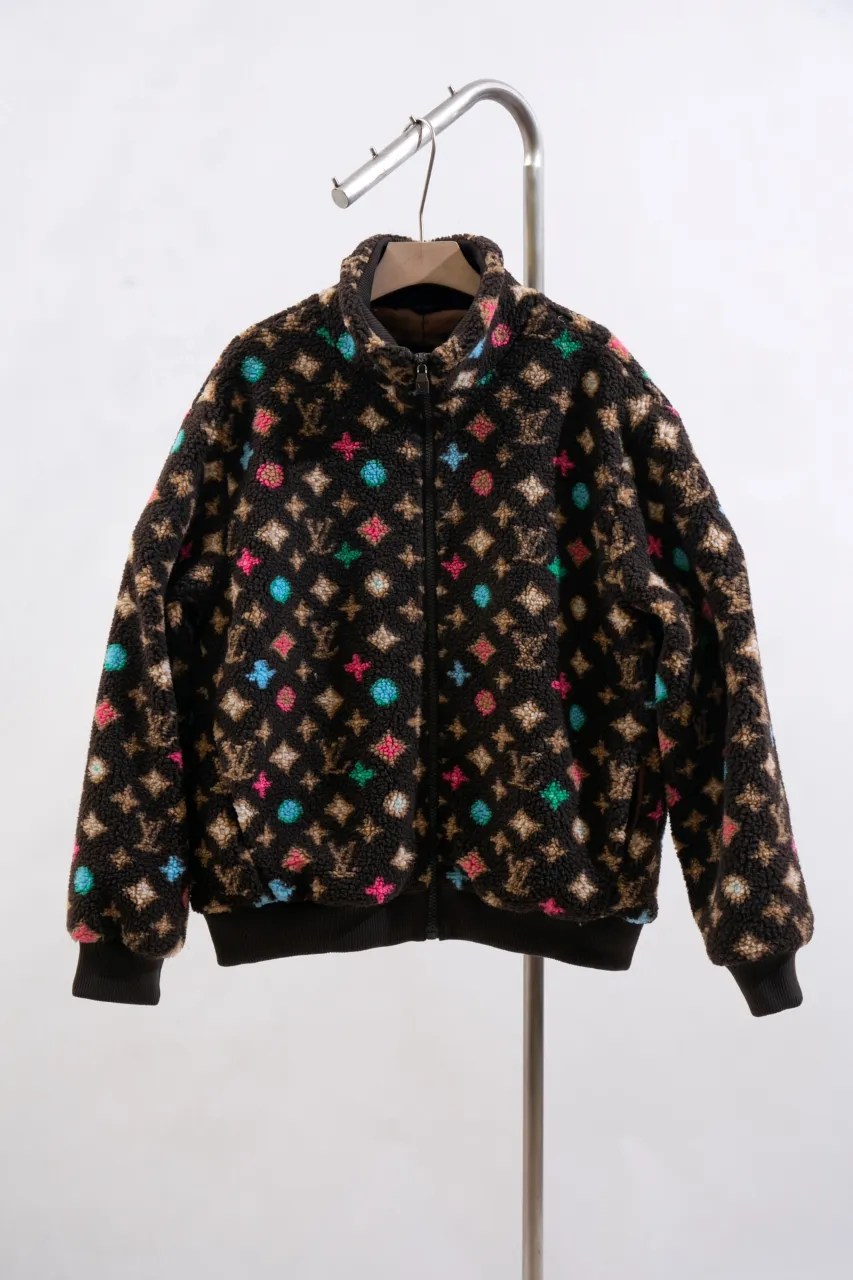 Size Chart LV 24ss New Cashmere Tunic Jacket Process Description: , Monogram flowers are integrated into Damier Buffalo plaid, the zipper front is equipped with a brand-engraved zipper puller, metal zipper placket, ribbed cuffs and hem, knitted lining increases comfort, casual style, not picky, same style for men and women!