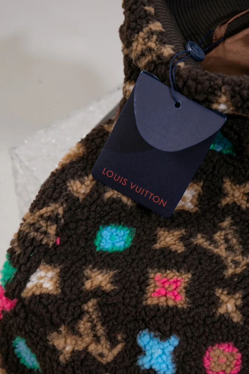 Size Chart LV 24ss New Cashmere Tunic Jacket Process Description: , Monogram flowers are integrated into Damier Buffalo plaid, the zipper front is equipped with a brand-engraved zipper puller, metal zipper placket, ribbed cuffs and hem, knitted lining increases comfort, casual style, not picky, same style for men and women!