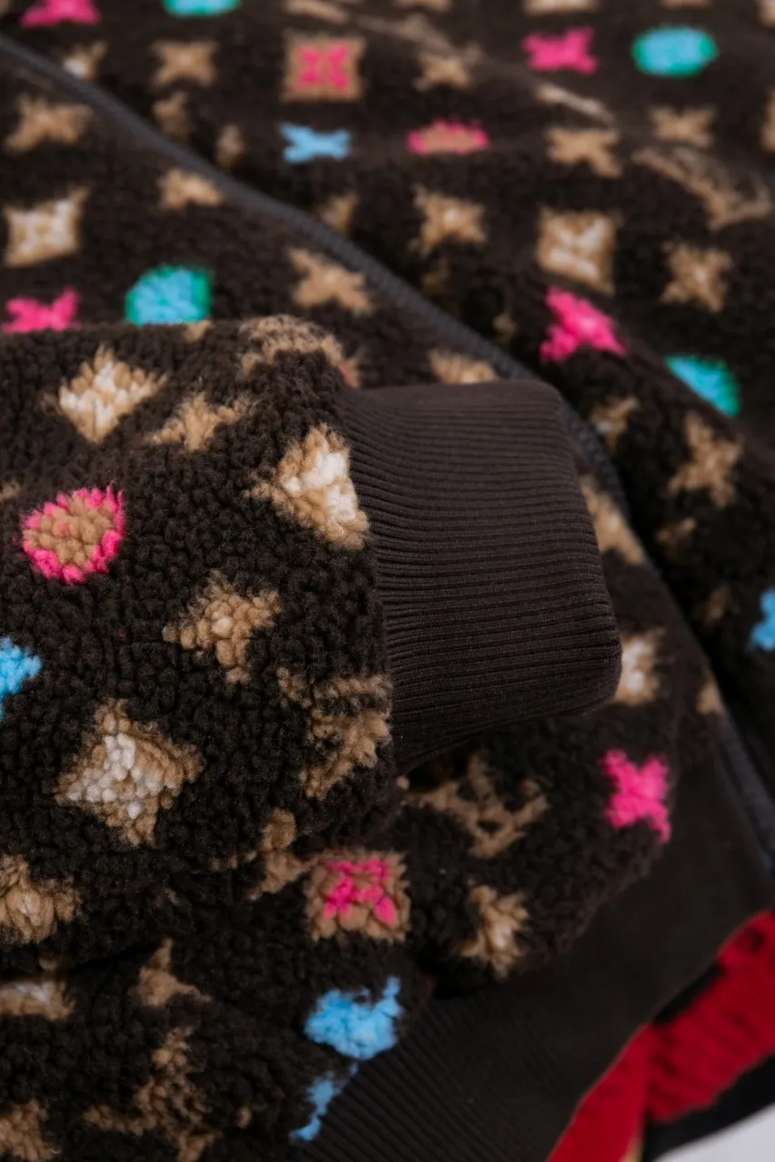 Size Chart LV 24ss New Cashmere Tunic Jacket Process Description: , Monogram flowers are integrated into Damier Buffalo plaid, the zipper front is equipped with a brand-engraved zipper puller, metal zipper placket, ribbed cuffs and hem, knitted lining increases comfort, casual style, not picky, same style for men and women!