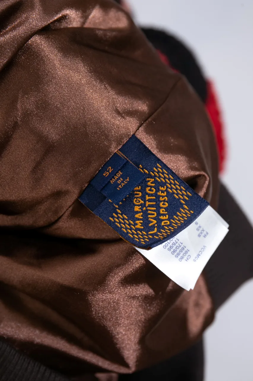 Size Chart LV 24ss New Cashmere Tunic Jacket Process Description: , Monogram flowers are integrated into Damier Buffalo plaid, the zipper front is equipped with a brand-engraved zipper puller, metal zipper placket, ribbed cuffs and hem, knitted lining increases comfort, casual style, not picky, same style for men and women!