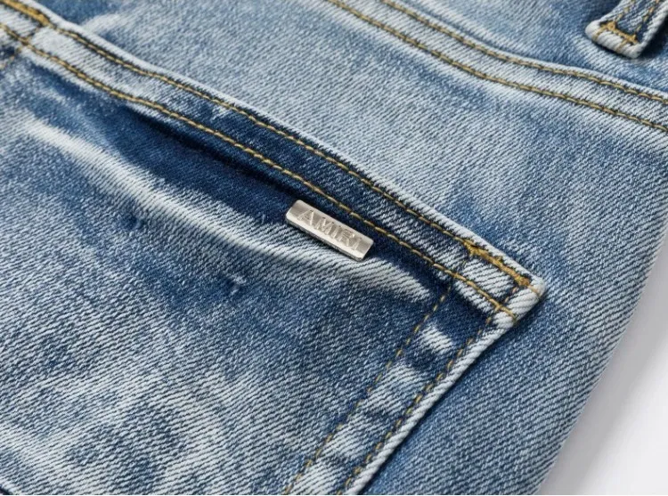 #N06 P246💰 (Extreme Version) AMIRI High Street Jeans Slim Fit Stretch Washed Knife Hole Trousers Men's Fashion AMIRI amiri is transliterated as Emil, which is the name of the founder. Mike Amiri, the founder of amiri, grew up in Los Angeles, USA. He was influenced by local street culture and Punk Rock since childhood, so he founded the amiri brand named after himself. A variety of trendy clothing meets the needs of different fashion players. Amiri clothing has novel and unique styles and is a well-known street brand in the United States. The styles and styles of many clothes are loved by many street photographers. The various clothing styles meet the dressing needs of different people, show their unique temperament, and show the trend of dressing. amiri's jeans are relatively famous. Not only do they have many styles, but the quality of the jeans is also very good. Many celebrities have also worn amiri brand jeans. Color: Picture color Size: 28, 30, 32, 34, 36 28 30 32 34 36 Waist 71 76 81 86 91 Qianlang 26.5 27.5 28.5 29.5 30.5 Hou Lang 37 38 39 40 41 Foot 14 14.8 15.6 16.4 17.2 Foreign Minister 100 102 104 106 107
