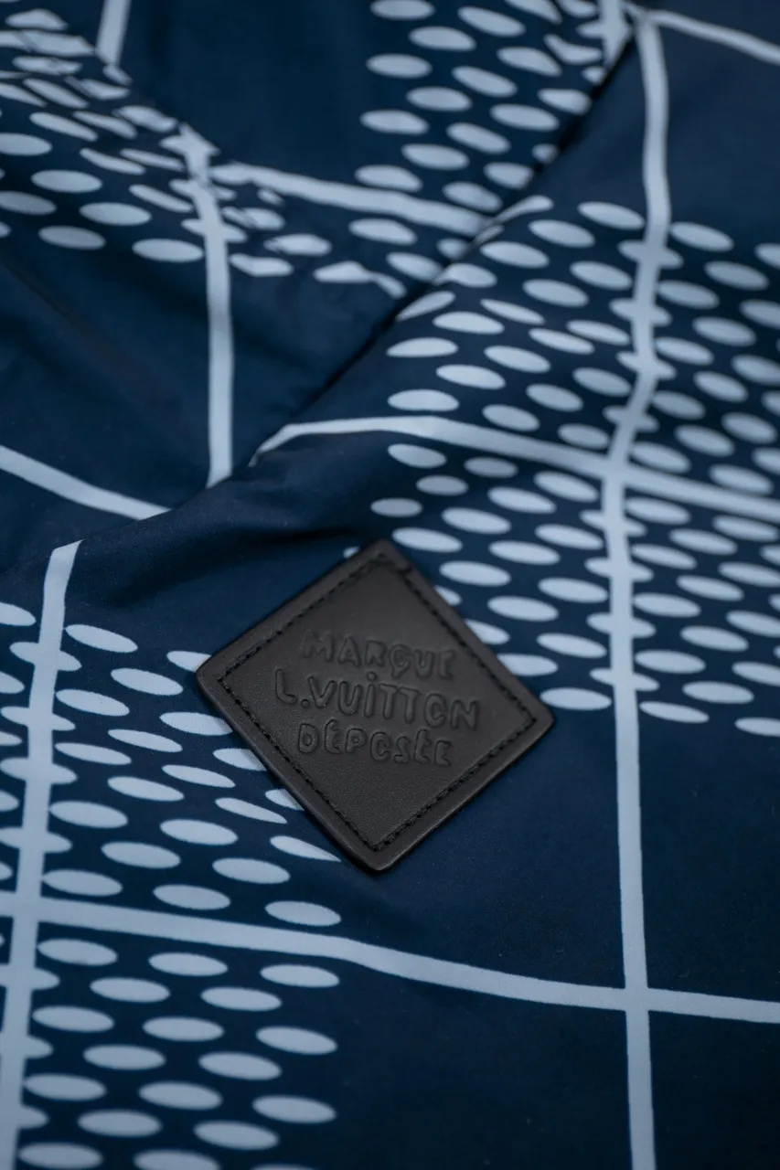 Size Chart More Details The new LV 24ss windproof jacket uses winter touches to interpret a double-sided modern design, making it fearless of the cold wind and rain in mid-season. The outer layer of technical fabric is made of Damier Argyle rhombus with Marque L.Vuitton Déposée logo. When turned over, the soft texture of suede is revealed, and the handwritten Louis Vuitton logo is embroidered on the chest. Number of yards: 46.48.50.52.