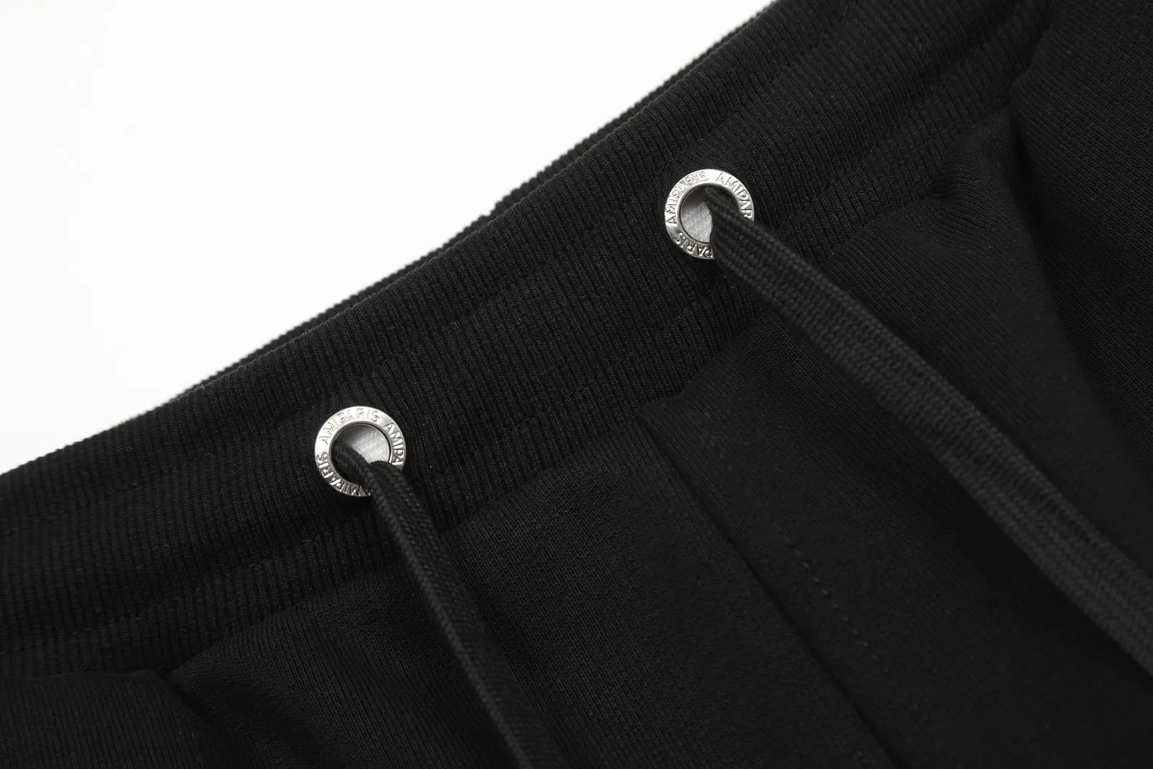 AMI/Amy Macaron Love Embroidery Classic Shorts Put aside all the messy words and let’s go directly to the product parameters: ✅480g high-gram weight customized rough feel fabric ✅Correct workmanship. Every detail is 100% restored to the official website. ✅The thread is made of 500g high-gram heavyweight pure cotton thread. Custom-woven and dyed in the same color in the same vat. There is no color difference with the fabric. Machine washable and washed, not easy to deform. ✅No comparison and no harm. Different from market currency. Correct workmanship details. High-quality pure cotton fabric ✅The webbing is made of custom-dyed high-density and high-thickness webbing. Comparing with the official website. ✅The only correct embroidery of the same material on the market. Differentiating the fakes on the market at a glance. ✅The version follows the official website. It is loose and slim and can be worn up to 210 pounds. There is no pressure for global shopping. Size: S-XL Color: Black Khaki Light Blue Rose Pink Light Green