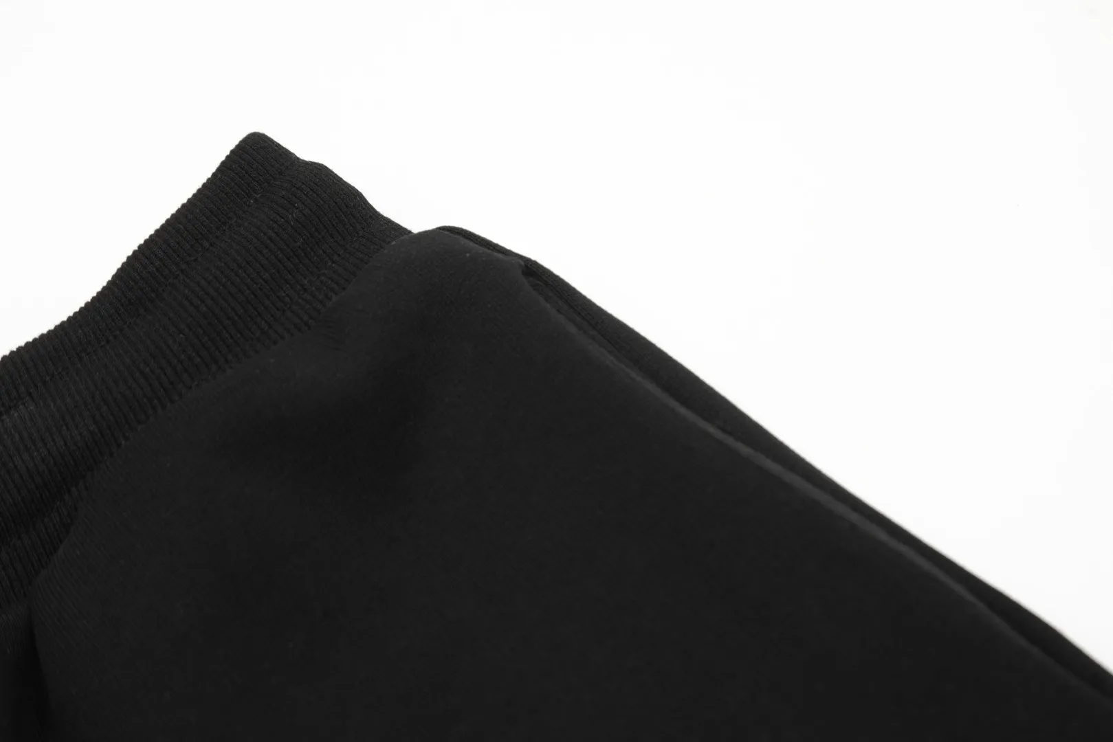 AMI/Amy Macaron Love Embroidery Classic Shorts Put aside all the messy words and let’s go directly to the product parameters: ✅480g high-gram weight customized rough feel fabric ✅Correct workmanship. Every detail is 100% restored to the official website. ✅The thread is made of 500g high-gram heavyweight pure cotton thread. Custom-woven and dyed in the same color in the same vat. There is no color difference with the fabric. Machine washable and washed, not easy to deform. ✅No comparison and no harm. Different from market currency. Correct workmanship details. High-quality pure cotton fabric ✅The webbing is made of custom-dyed high-density and high-thickness webbing. Comparing with the official website. ✅The only correct embroidery of the same material on the market. Differentiating the fakes on the market at a glance. ✅The version follows the official website. It is loose and slim and can be worn up to 210 pounds. There is no pressure for global shopping. Size: S-XL Color: Black Khaki Light Blue Rose Pink Light Green