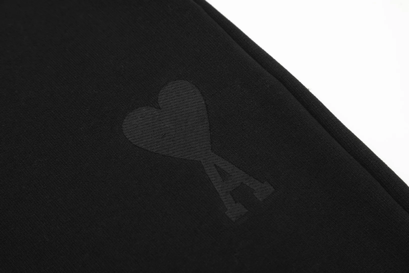 AMI/Amy Macaron Love Embroidery Classic Shorts Put aside all the messy words and let’s go directly to the product parameters: ✅480g high-gram weight customized rough feel fabric ✅Correct workmanship. Every detail is 100% restored to the official website. ✅The thread is made of 500g high-gram heavyweight pure cotton thread. Custom-woven and dyed in the same color in the same vat. There is no color difference with the fabric. Machine washable and washed, not easy to deform. ✅No comparison and no harm. Different from market currency. Correct workmanship details. High-quality pure cotton fabric ✅The webbing is made of custom-dyed high-density and high-thickness webbing. Comparing with the official website. ✅The only correct embroidery of the same material on the market. Differentiating the fakes on the market at a glance. ✅The version follows the official website. It is loose and slim and can be worn up to 210 pounds. There is no pressure for global shopping. Size: S-XL Color: Black Khaki Light Blue Rose Pink Light Green
