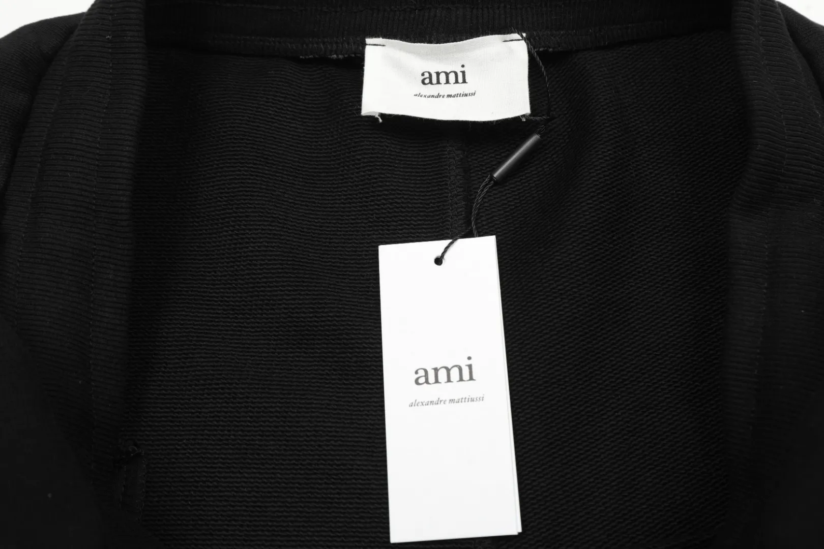 AMI/Amy Macaron Love Embroidery Classic Shorts Put aside all the messy words and let’s go directly to the product parameters: ✅480g high-gram weight customized rough feel fabric ✅Correct workmanship. Every detail is 100% restored to the official website. ✅The thread is made of 500g high-gram heavyweight pure cotton thread. Custom-woven and dyed in the same color in the same vat. There is no color difference with the fabric. Machine washable and washed, not easy to deform. ✅No comparison and no harm. Different from market currency. Correct workmanship details. High-quality pure cotton fabric ✅The webbing is made of custom-dyed high-density and high-thickness webbing. Comparing with the official website. ✅The only correct embroidery of the same material on the market. Differentiating the fakes on the market at a glance. ✅The version follows the official website. It is loose and slim and can be worn up to 210 pounds. There is no pressure for global shopping. Size: S-XL Color: Black Khaki Light Blue Rose Pink Light Green