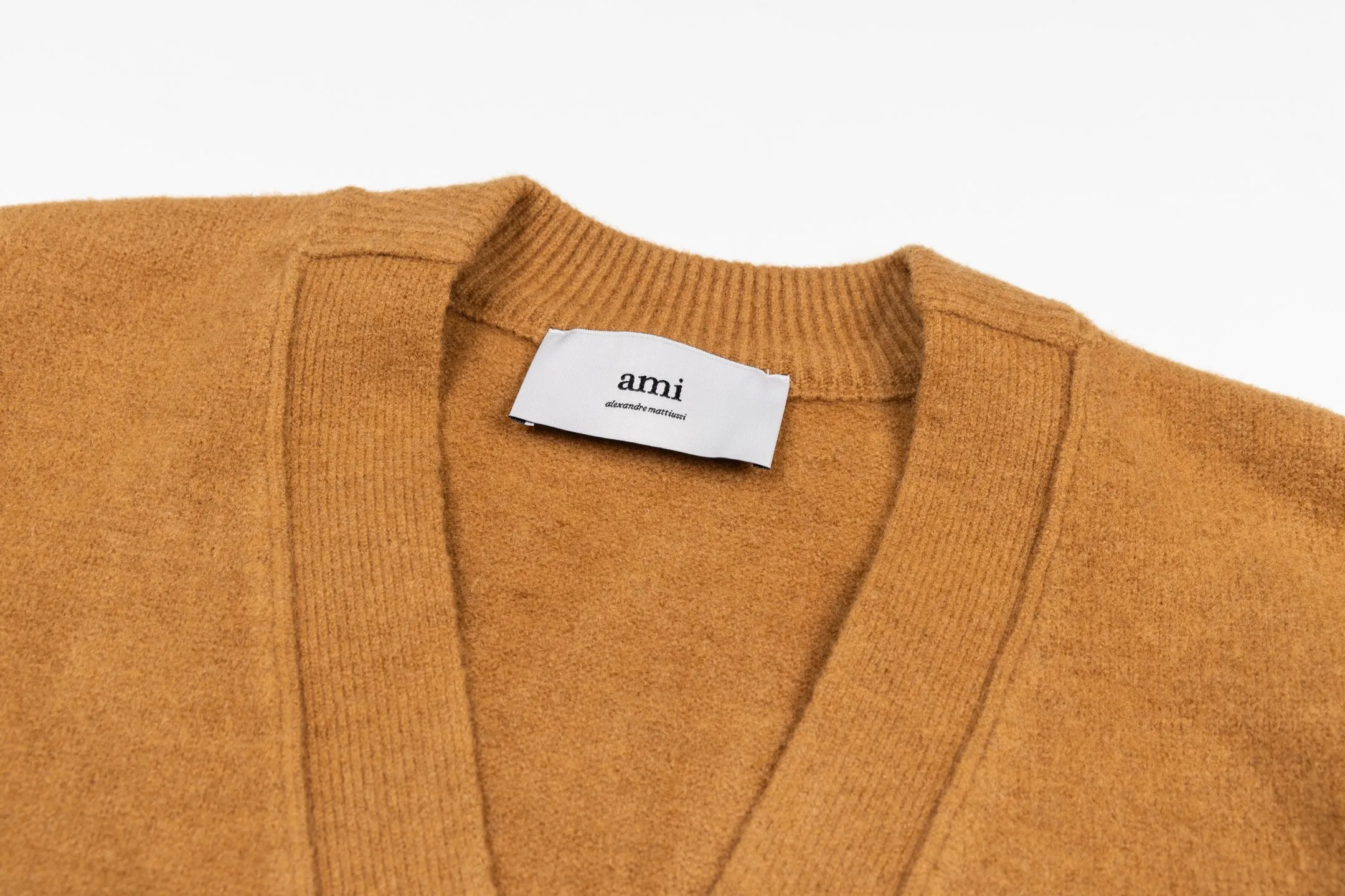 🅿️560 [Exclusive supply] Ami love jacquard knitted cardigan (brown) The original version was purchased for 2,693 and developed. The fabric is made of alpaca wool to maintain a stable pattern. The stitching is even and firm, and the details are meticulously handled, reflecting the brand's strict control over quality. The overall design is simple and elegant, suitable for various occasions. Whether it is business or leisure, it can show an elegant and decent style. The overall wiring is straight and delicate, the fabric is comfortable and soft, and the color is consistent without color difference. It can be matched with the same style to create a fashionable look, and can be used in various occasions. Customized accessories, complete with three standards, the same style for men and women. Size:S-M-L-XL