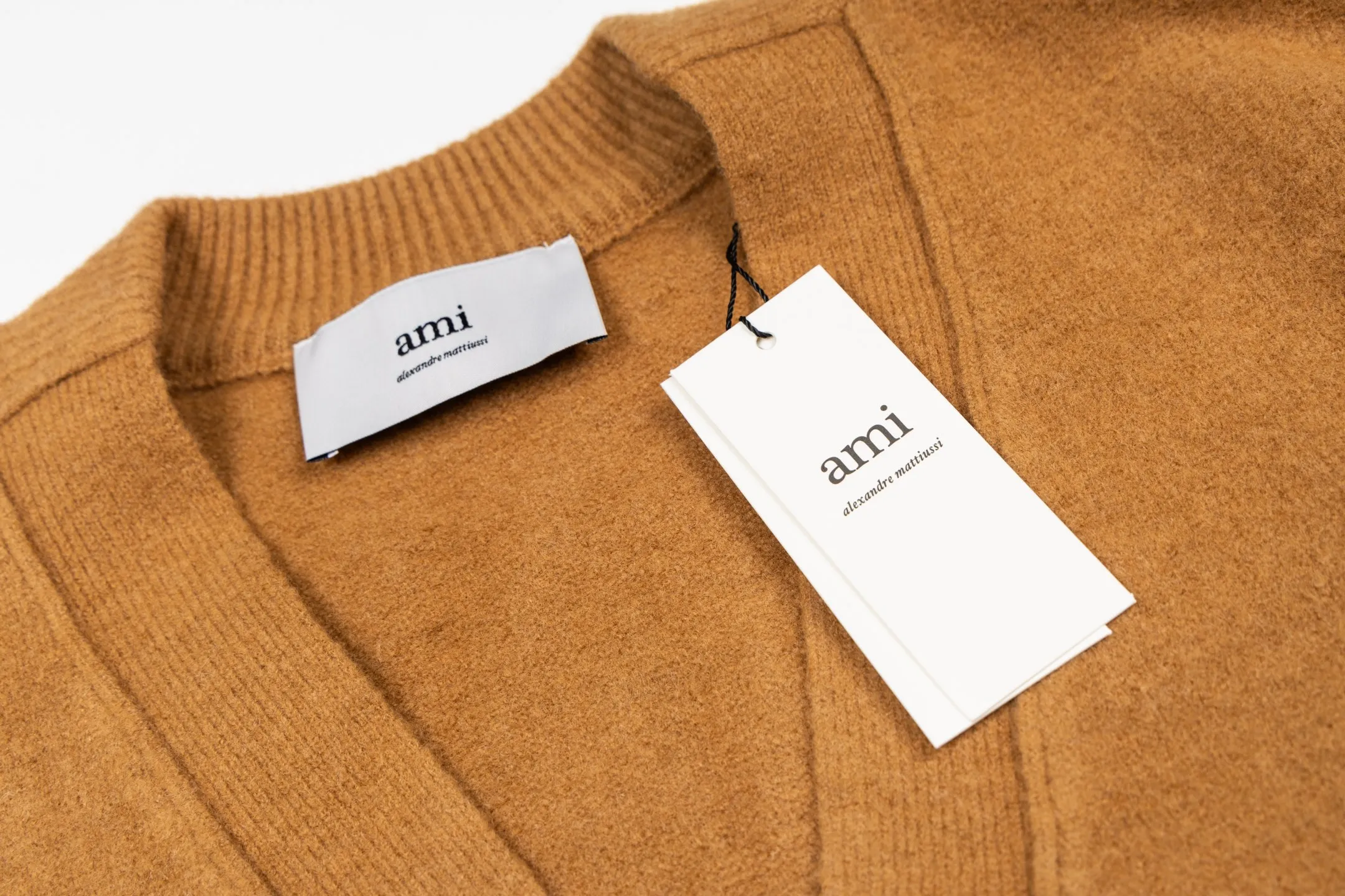 🅿️560 [Exclusive supply] Ami love jacquard knitted cardigan (brown) The original version was purchased for 2,693 and developed. The fabric is made of alpaca wool to maintain a stable pattern. The stitching is even and firm, and the details are meticulously handled, reflecting the brand's strict control over quality. The overall design is simple and elegant, suitable for various occasions. Whether it is business or leisure, it can show an elegant and decent style. The overall wiring is straight and delicate, the fabric is comfortable and soft, and the color is consistent without color difference. It can be matched with the same style to create a fashionable look, and can be used in various occasions. Customized accessories, complete with three standards, the same style for men and women. Size:S-M-L-XL